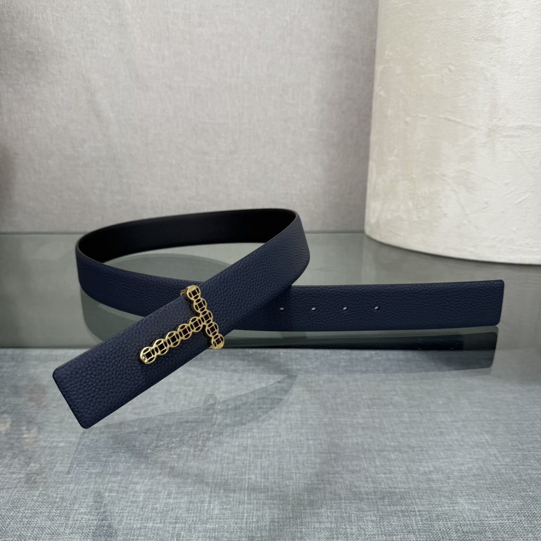 汤姆福特最新网红爆款双面头层牛皮专柜同步3.8宽新款上市了，原版牛皮，搭配铜扣，优雅，大方用的方便。谢谢