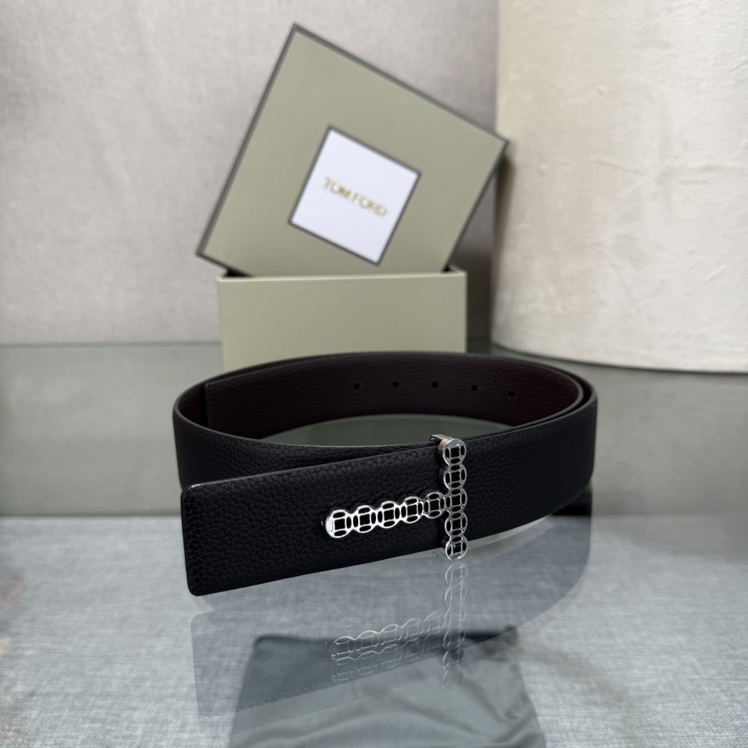 汤姆福特最新网红爆款双面头层牛皮专柜同步3.8宽新款上市了，原版牛皮，搭配铜扣，优雅，大方用的方便。谢谢