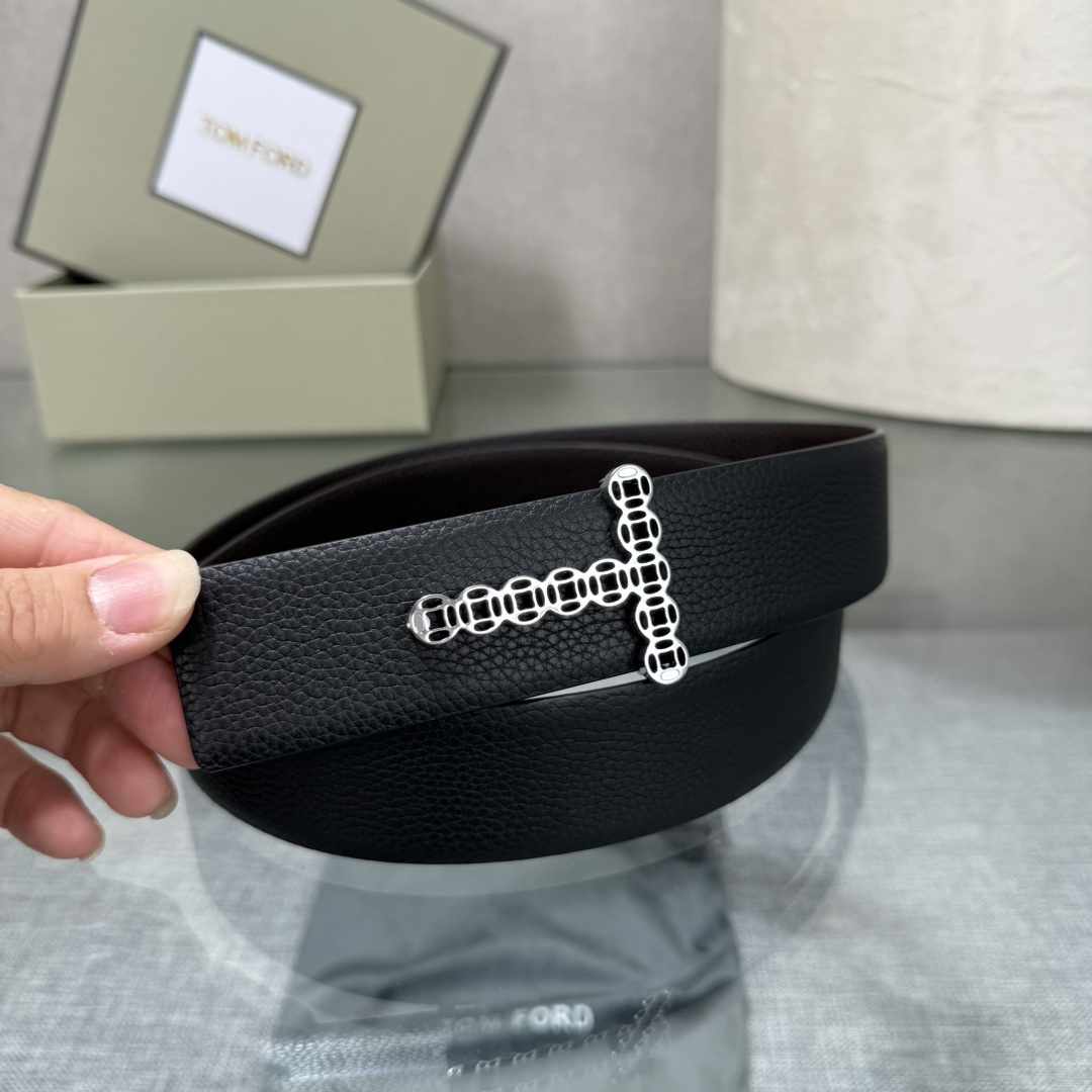 汤姆福特最新网红爆款双面头层牛皮专柜同步3.8宽新款上市了，原版牛皮，搭配铜扣，优雅，大方用的方便。谢谢