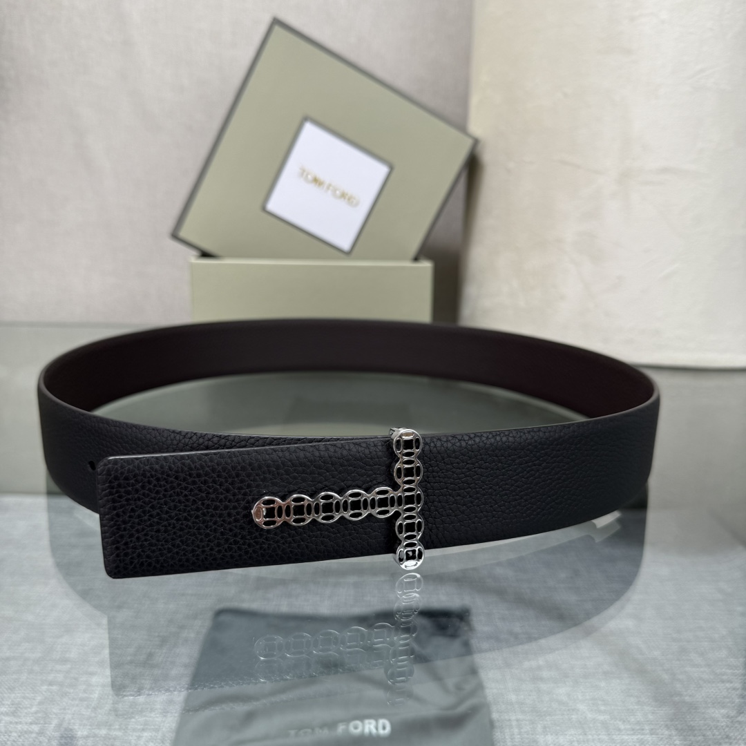 汤姆福特最新网红爆款双面头层牛皮专柜同步3.8宽新款上市了，原版牛皮，搭配铜扣，优雅，大方用的方便。谢谢