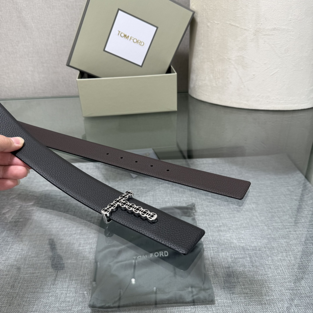 汤姆福特最新网红爆款双面头层牛皮专柜同步3.8宽新款上市了，原版牛皮，搭配铜扣，优雅，大方用的方便。谢谢