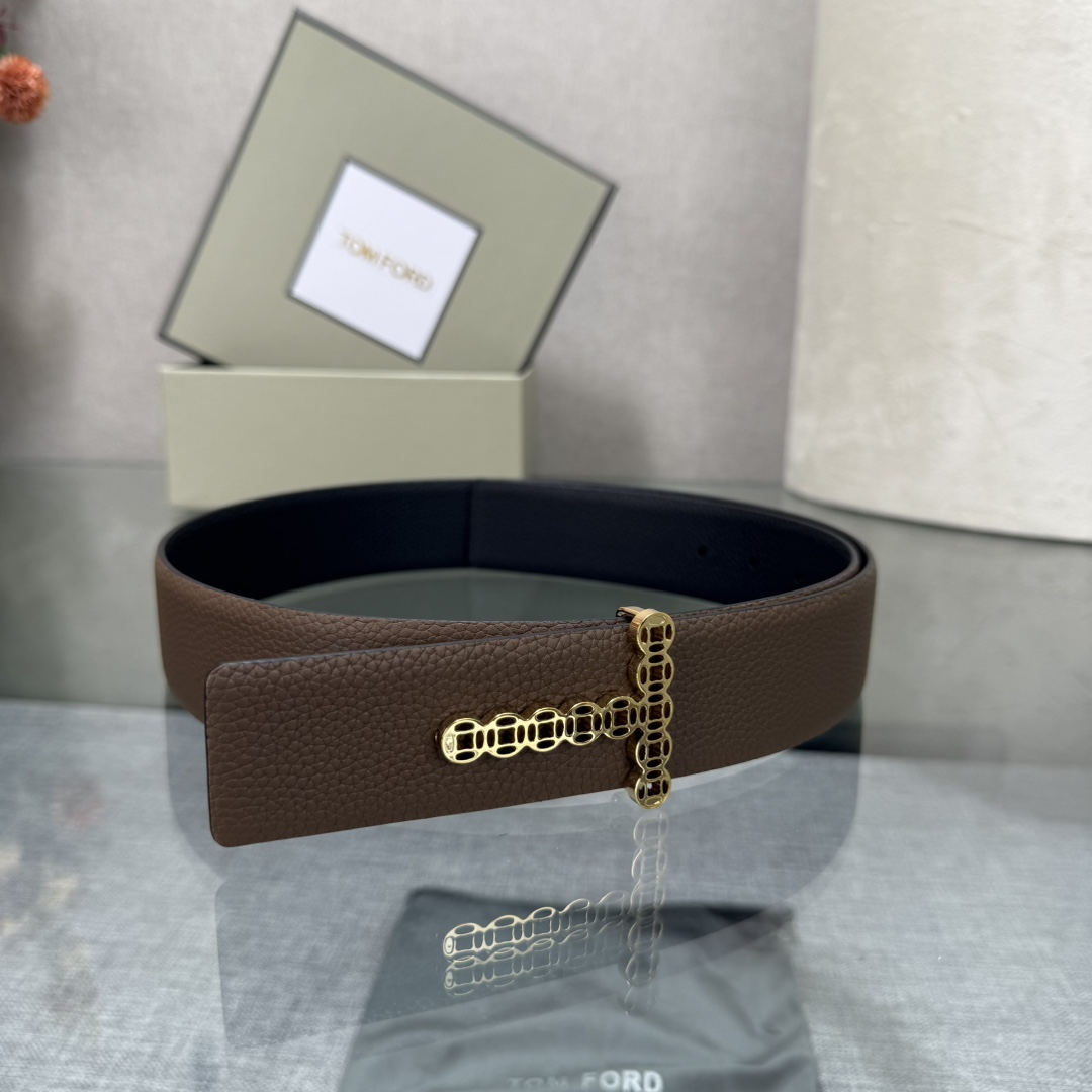 汤姆福特最新网红爆款双面头层牛皮专柜同步3.8宽新款上市了，原版牛皮，搭配铜扣，优雅，大方用的方便。谢谢