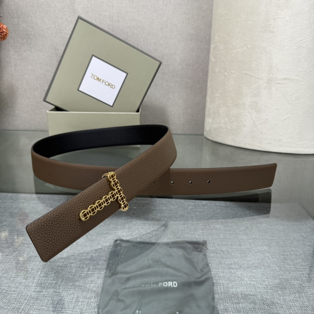 汤姆福特最新网红爆款双面头层牛皮专柜同步3.8宽新款上市了，原版牛皮，搭配铜扣，优雅，大方用的方便。谢谢