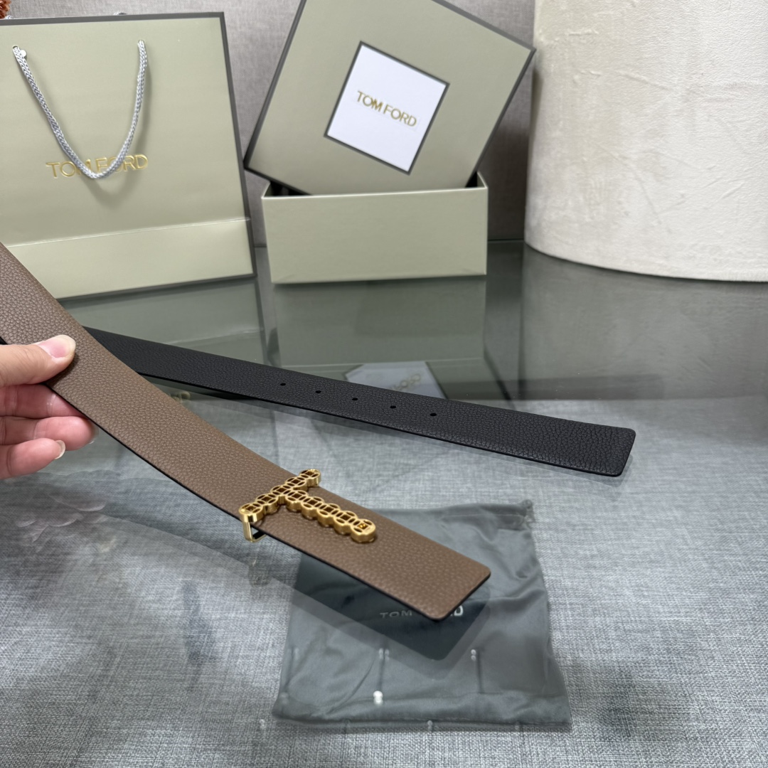 汤姆福特最新网红爆款双面头层牛皮专柜同步3.8宽新款上市了，原版牛皮，搭配铜扣，优雅，大方用的方便。谢谢