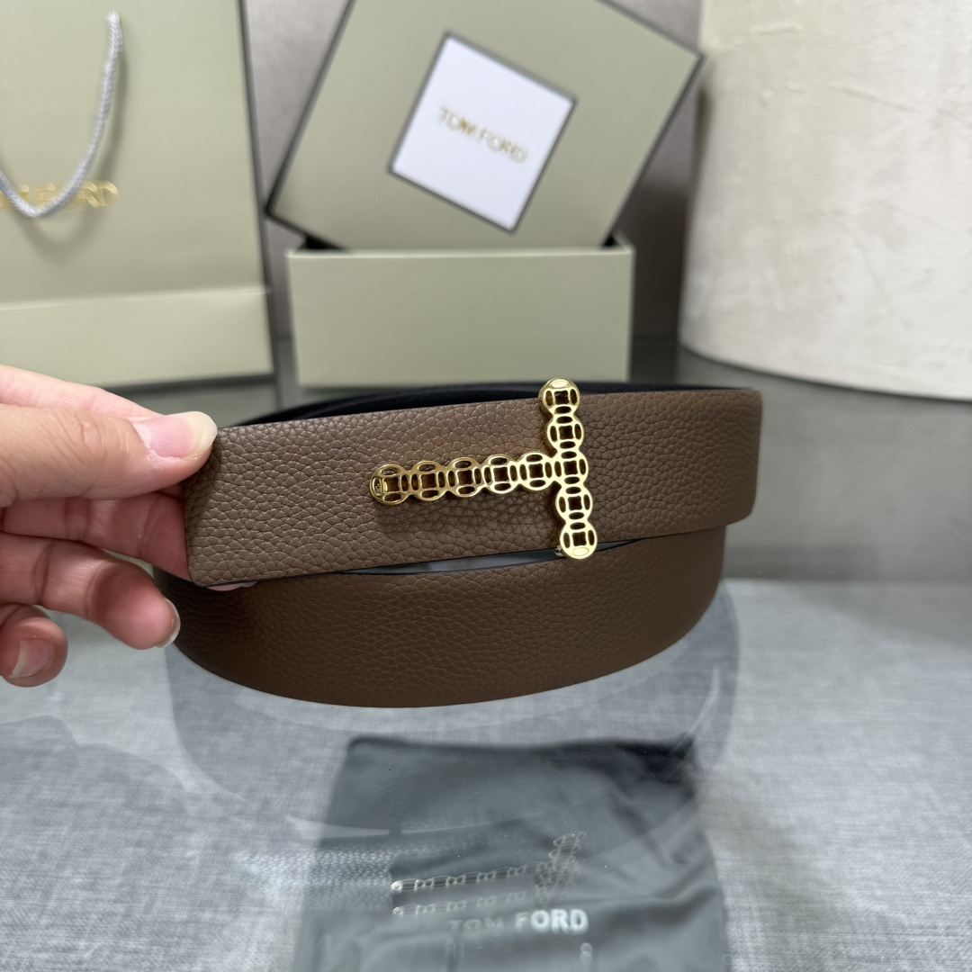 汤姆福特最新网红爆款双面头层牛皮专柜同步3.8宽新款上市了，原版牛皮，搭配铜扣，优雅，大方用的方便。谢谢