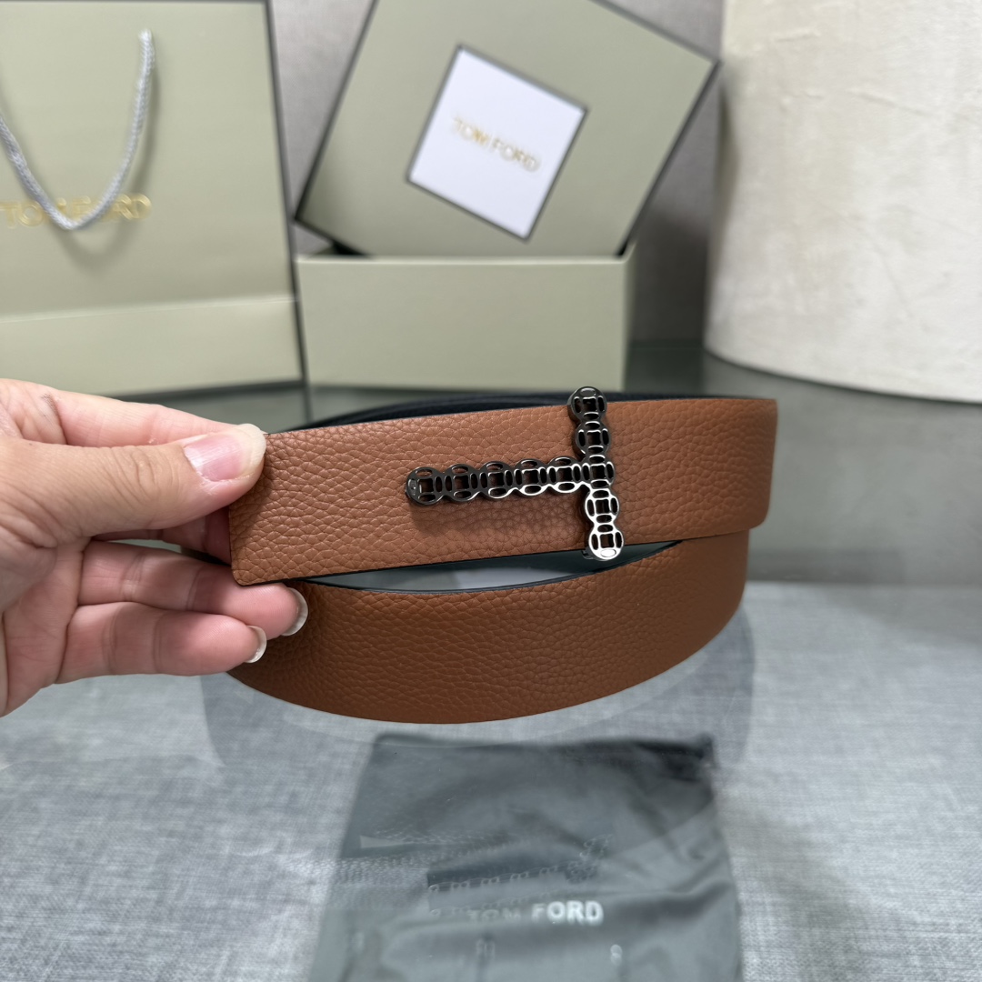 汤姆福特最新网红爆款双面头层牛皮专柜同步3.8宽新款上市了，原版牛皮，搭配铜扣，优雅，大方用的方便。谢谢