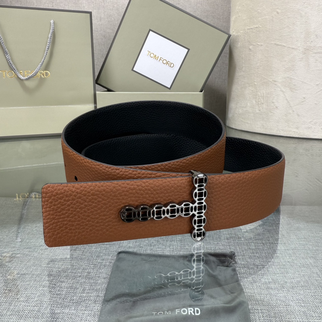 汤姆福特最新网红爆款双面头层牛皮专柜同步3.8宽新款上市了，原版牛皮，搭配铜扣，优雅，大方用的方便。谢谢