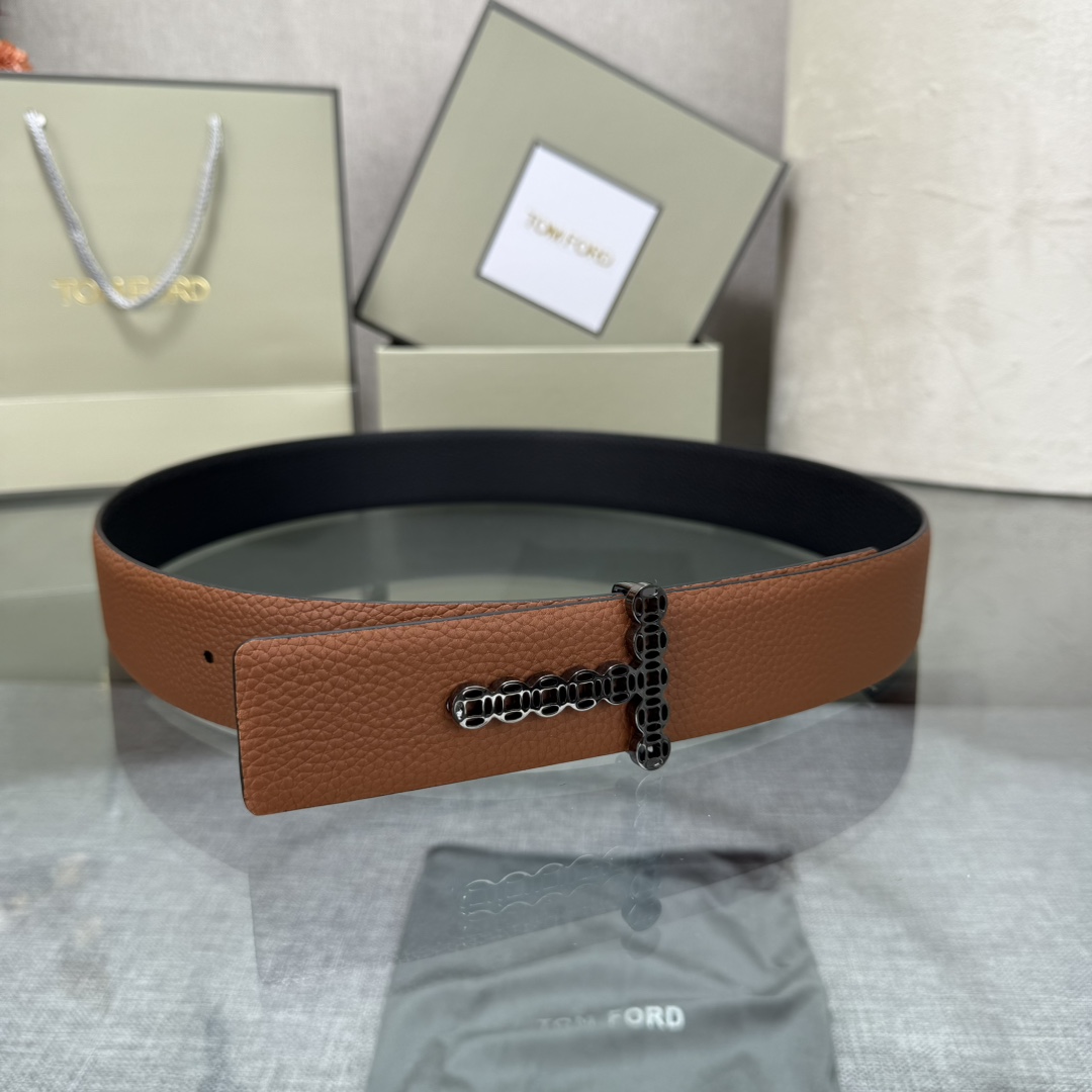 汤姆福特最新网红爆款双面头层牛皮专柜同步3.8宽新款上市了，原版牛皮，搭配铜扣，优雅，大方用的方便。谢谢