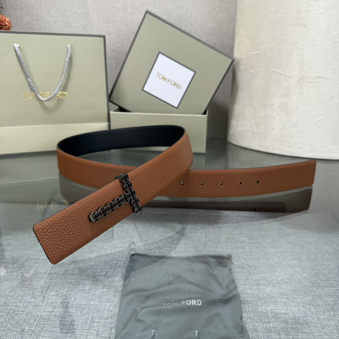 汤姆福特最新网红爆款双面头层牛皮专柜同步3.8宽新款上市了，原版牛皮，搭配铜扣，优雅，大方用的方便。谢谢