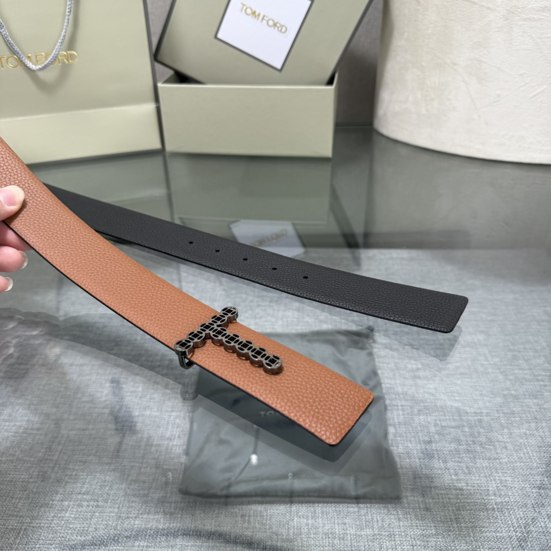 汤姆福特最新网红爆款双面头层牛皮专柜同步3.8宽新款上市了，原版牛皮，搭配铜扣，优雅，大方用的方便。谢谢