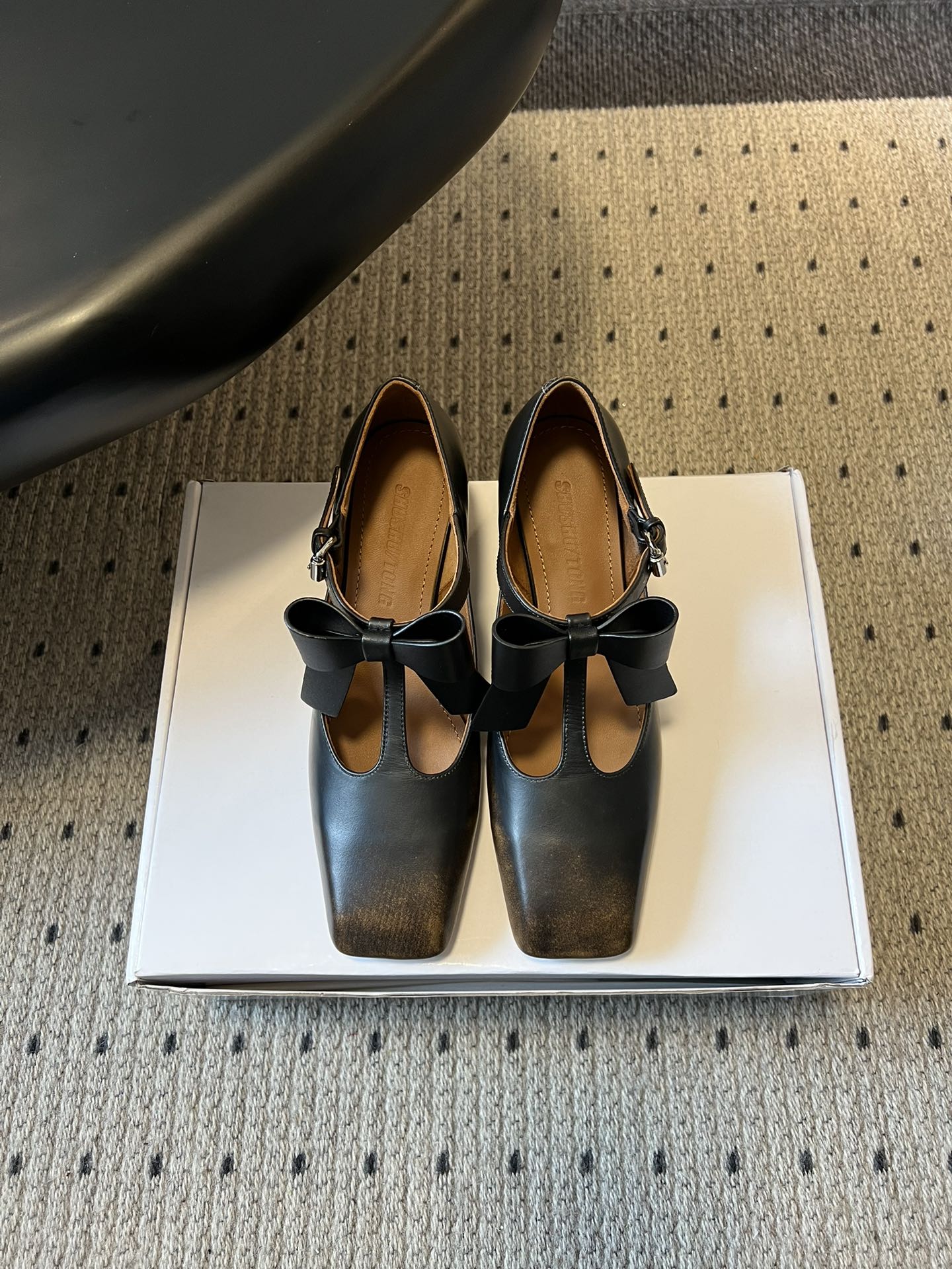 NO:725103,Top quality shushuton* 26ss new square toe Mary Jane  When the square toe meets the bow, it's a girly look that comes out of retro pictorials. The distressed polished leather hides the tenderness of time, and the combination of T-strap and bow perfectly combines French retro and college sweetness. The low thick heel design allows you to walk elegantly and freely into every daily scene. Pair it with a skirt and look like a pictorial heroine, and pair it with jeans for street art. Every step seems to be continuing the romance of the old days.  The secret of sweet and cool balance is hidden in this pair of Mary Janes. The bow tie is a cute footnote for girls, and the square toe and polished leather surface add a bit of cool rebelliousness. The old style has its own retro filter, and the glossy style is suitable for all sweet and spicy styles. The low-heeled design allows you to jump freely. Paired with a pleated skirt, you will be a college girl, and with a leather jacket, you will be a street girl. Every aspect is fresh and eye-catching. The upper is polished cowhide/open beaded cowhide and the lining is imported mixed sheepskin.  Outsole Italian genuine leather outsole Heel height 6.5cm Size 35-40 (40 customization is not returnable), Mary Jane, mary jane, skirts, jeans, leather jacket, cowhide, sheepskin, Leather soles19860909顶级品质 shushuton* 26ss 新款方头玛丽珍 当方头遇上蝴蝶结,是复古画报里走出来的少女感.做旧擦色皮面藏着时光的温柔,T字带与蝴蝶结的组合,把法式复古和学院甜感揉得恰到好处.低粗跟设计,让你踩着优雅也能自在奔赴每一场日常,配半裙是画报女主,搭牛仔裤是街头文艺,每一步都像在续写旧时光的浪漫. 甜酷平衡的秘密,藏在这双玛丽珍里.蝴蝶结是少女的软萌注脚,方头与擦色皮面又添了几分酷感叛逆.做旧款自带复古滤镜,亮面款适配所有甜辣造型,低跟设计让你蹦跳也自在,配百褶裙是学院少女,搭皮衣是街头甜妹,每一面都鲜活又亮眼. 鞋面擦色牛皮/开标珠牛皮 内里进口混种羊皮 大底意大利真皮大底 跟高6.5cm 码数35-40（40定制不退换）,玛丽珍,mary jane,skirts,jeans,leather jacket,cowhide,sheepskin,Leather soles,Women's Shoes