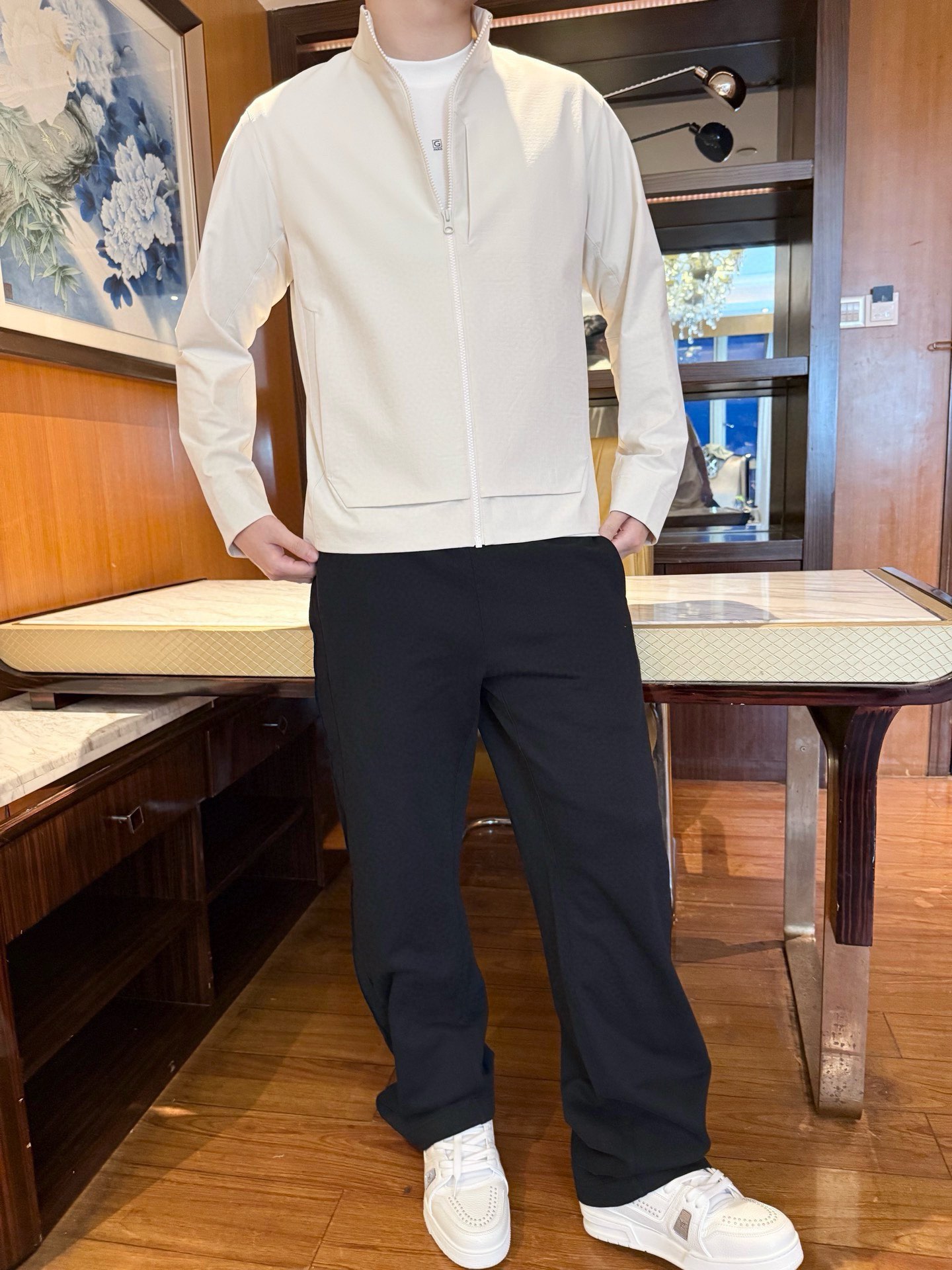 NO:734730,Gucci - 2025 new autumn jacket, made of custom-made fabrics, stand-up collar design, iconic brand logo embroidery embellishment, three-dimensional tailoring, crisp and capable, and extremely attractive!  The details show ingenuity, exquisite workmanship and taste!  Size 48-56 (model 180/140 wears 50, with Hong Kong Lane Crawford gift box packaging),,jackets & coats,jackets & coats,19860909古琦-2025秋季新款夹克外套,采用客供定制面料,立领设计,标志性品牌标志刺绣点缀,立体剪裁挺括干练极具超前魅力！细节之处尽显匠心工艺,做工考究,彰显品味！码数48-56(模特180/140穿50,配香港连卡佛礼盒包装),,jackets & coats,jackets & coats,,Men's clothing