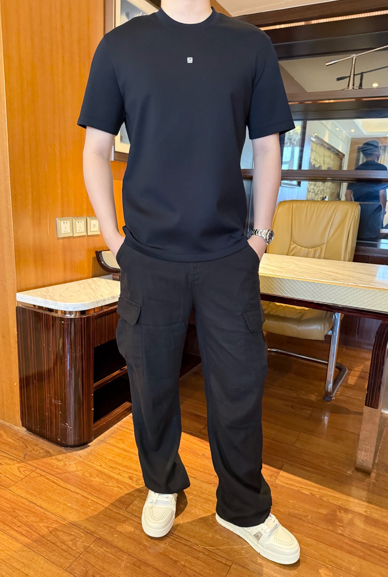 NO:734736,Gucci - The latest popular T-shirts are shipped from the 2025 counter. The best-selling items at the London counter!  Selected high-end wool modal fully custom-woven yarn-dyed yarn from Italy has good gloss and high grade. It is matched with the latest design and the brand logo on the chest shows the taste. Business and casual boutique. Size: 48-56 (model 180/140 wears 50, with Hong Kong Lane Crawford gift box packaging), tees, t-shirt,19860909古琦-2025专柜最新爆款T恤出货 伦敦专柜热销单品！精选意大利采用高端羊毛莫代尔全定织色织纱线,光泽度好,档次高,搭配最新的设计胸口的品牌标志彰显品味 商务休闲精品.尺码:48-56（模特180/140穿50,配香港连卡佛礼盒包装）,,tees，t-shirt,,Men's clothing