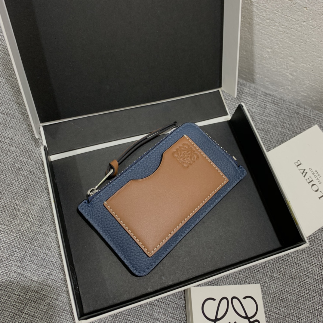 NO:718352,Colorblock zipper small card holder, made of soft pique calfskin and contrasting calfskin, with card slots and zipper pockets on both sides, which can hold change and cards, exquisite and practical. Style number 3611, size 13*7.5, Loewe wallet, loewe, wallets, cowhide19860909拼色拉链小卡包 选用质感柔软珠地小牛皮搭配撞色小牛皮,两侧有卡位及拉链口袋,可放零钱、卡,精致、实用.款号3611,尺寸13*7.5,罗意威钱包,loewe,wallets,cowhide,欧美剧