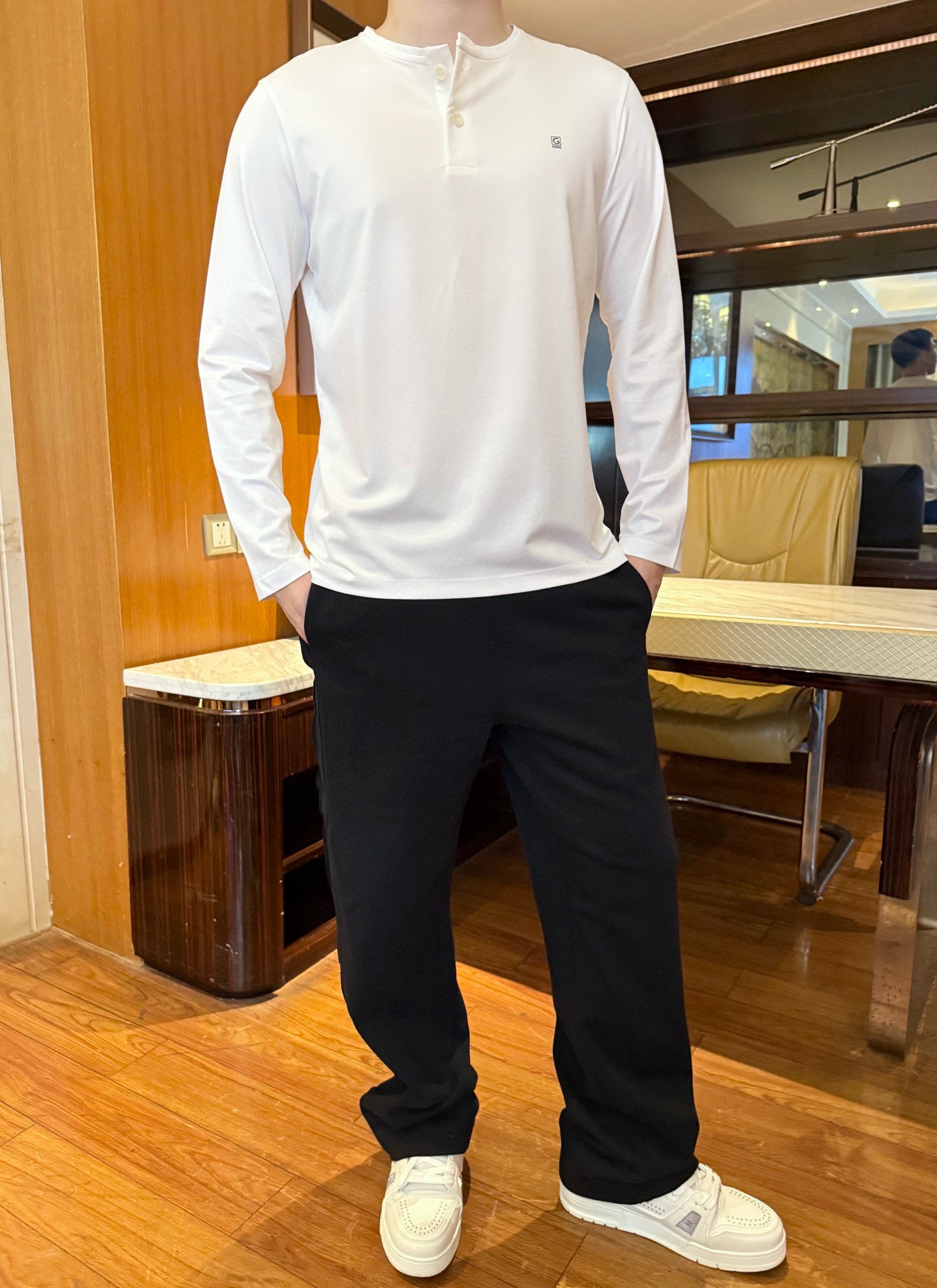 NO:734748,Gucci - The latest popular T-shirts are shipped from the 2025 counter. The best-selling items at the London counter!  Selected high-end wool modal fully custom-woven yarn-dyed yarn from Italy has good gloss and high grade. It is matched with the latest design and the brand logo on the chest shows the taste. Business and casual boutique. Size: 48-56 (model 180/140 wears 50, with Hong Kong Lane Crawford gift box packaging), tees, t-shirt,19860909古琦-2025专柜最新爆款T恤出货 伦敦专柜热销单品！精选意大利采用高端羊毛莫代尔全定织色织纱线,光泽度好,档次高,搭配最新的设计胸口的品牌标志彰显品味 商务休闲精品.尺码:48-56（模特180/140穿50,配香港连卡佛礼盒包装）,,tees，t-shirt,,Men's clothing