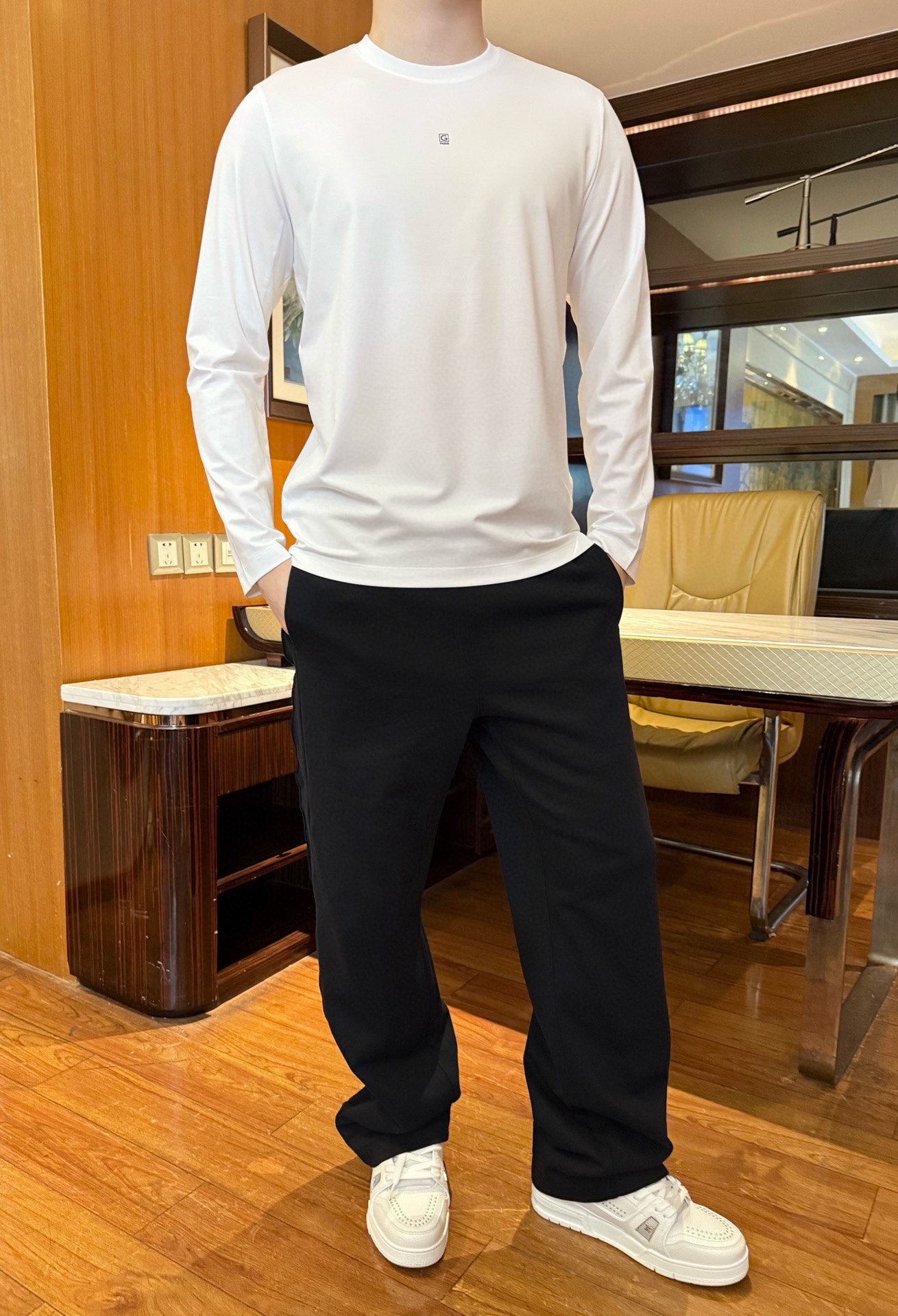 NO:734754,Gucci - The latest popular T-shirts are shipped from the 2025 counter. The best-selling items at the London counter!  Selected Italian cotton fabrics are matched with the latest design. The brand logo on the chest shows the taste. Business and casual boutique. Size: 48-56 (model 180/140 wears 50, with Hong Kong Lane Crawford gift box packaging), tees, t-shirt,19860909古琦-2025专柜最新爆款T恤出货 伦敦专柜热销单品！精选意大利采用精棉面料搭配最新的设计胸口的品牌标志彰显品味 商务休闲精品.尺码:48-56（模特180/140穿50,配香港连卡佛礼盒包装）,,tees，t-shirt,,Men's clothing