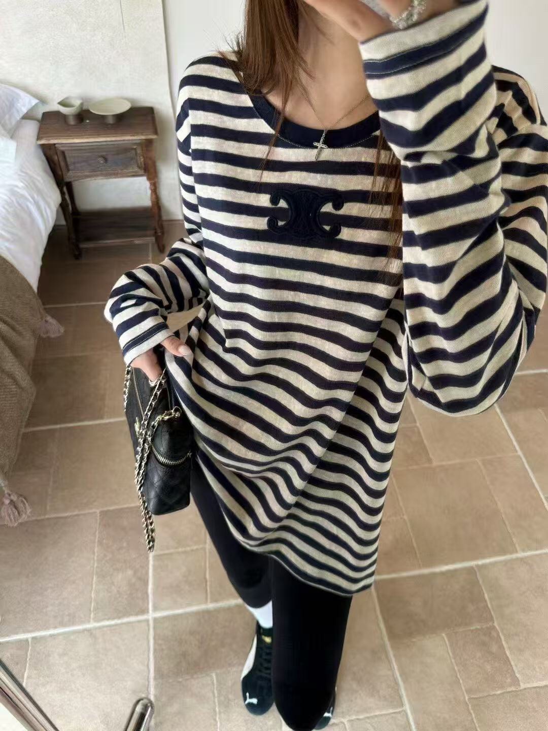 NO:779225,Model No. 20261272 Celin's latest style striped long-sleeved T-shirt with logo embroidery on the chest, blue, SML, [M size shoulder width 45, bust 108, sleeve length 59, length 66; weight 0.235kg], Celine - clothing, celine, celine, tees, t-shirt,19860909款号20261272 Celin*新款 胸前logo刺绣条纹长袖T恤,蓝色,SML,【M码肩宽45,胸围108,袖长59,长66；重量0.235kg】,赛琳-服装,celine,celine,tees，t-shirt,,Women's clothing