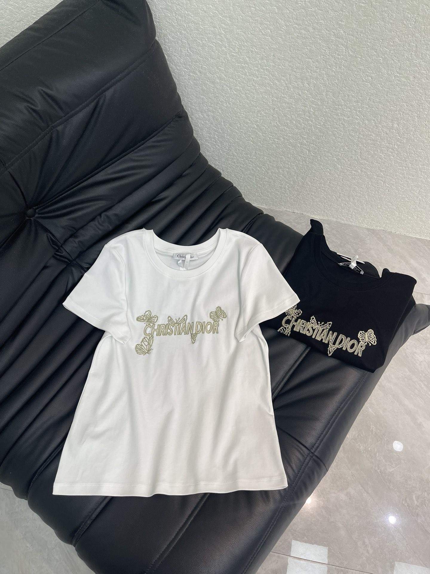 NO:739595,Dio*26 new spring and summer heavy-duty short-sleeved T-shirt with butterfly letter embroidery, mercerized cotton fabric, high-density fashionable sports style, every daily wear, playful and age-reducing design elements full of vitality, high quality, size SML A,, dior, T-shirt, tees, t-shirt,19860909Dio*26春夏新款蝴蝶字母刺绣重工短袖T恤 丝光棉面料 高密度时髦运动风 每个日常的穿搭 俏皮减龄充满元气的设计元素 高品质 尺码SML A,,dior,T-shirt,tees，t-shirt,,Women's clothing