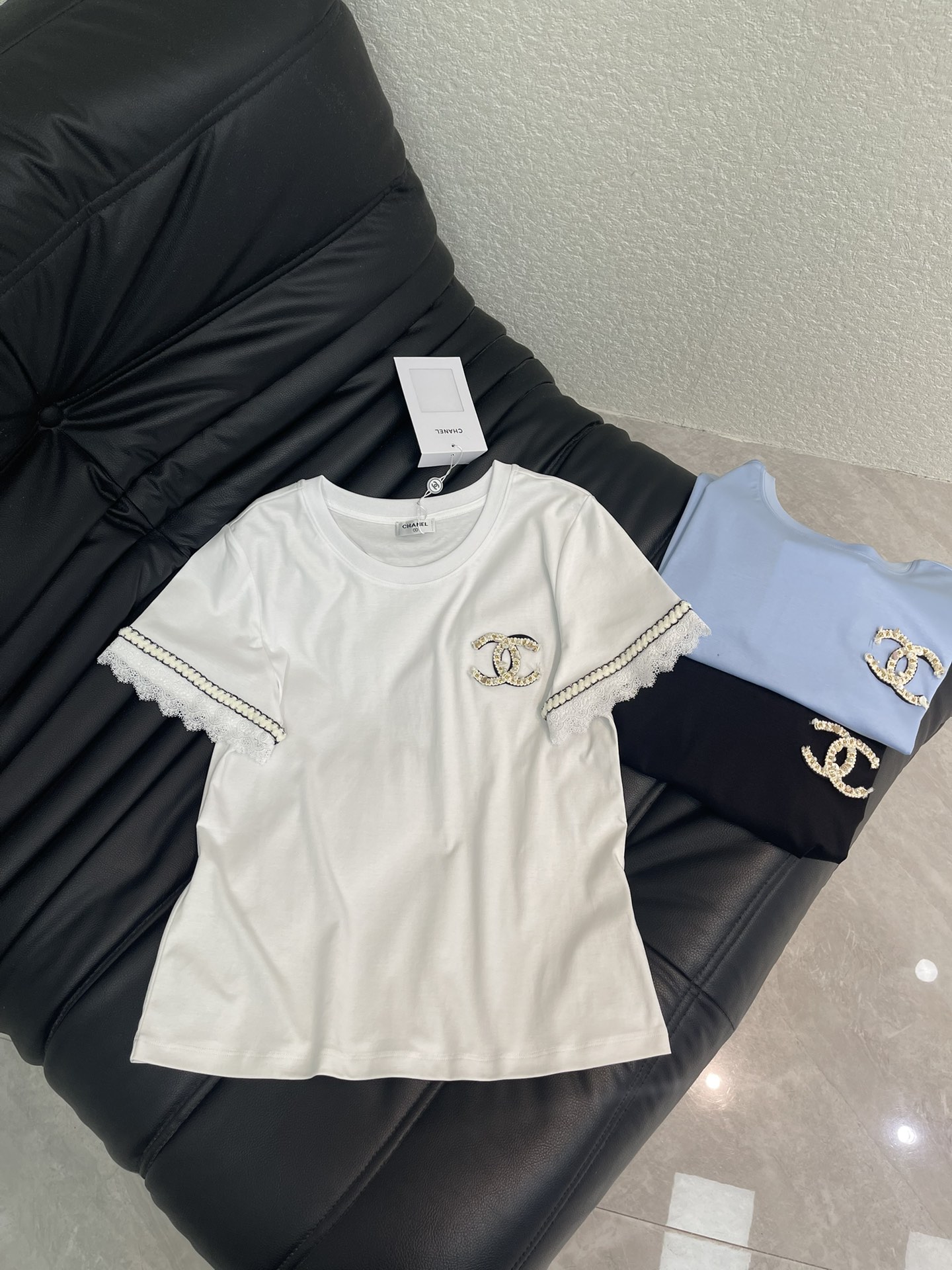 NO:739592,Chane*26 new spring and summer double C patch embroidered lace sleeve short-sleeved T-shirt Mercerized cotton fabric High-density fashionable sports style Every daily wear Playful and age-reducing design elements full of vitality High quality Size SML A,,chanel,T-shirt,tees,t-shirt,19860909Chane*26春夏新款双C贴布刺绣蕾丝袖边短袖T恤 丝光棉面料 高密度时髦运动风 每个日常的穿搭 俏皮减龄充满元气的设计元素 高品质 尺码SML A,,chanel,T-shirt,tees，t-shirt,,Women's clothing