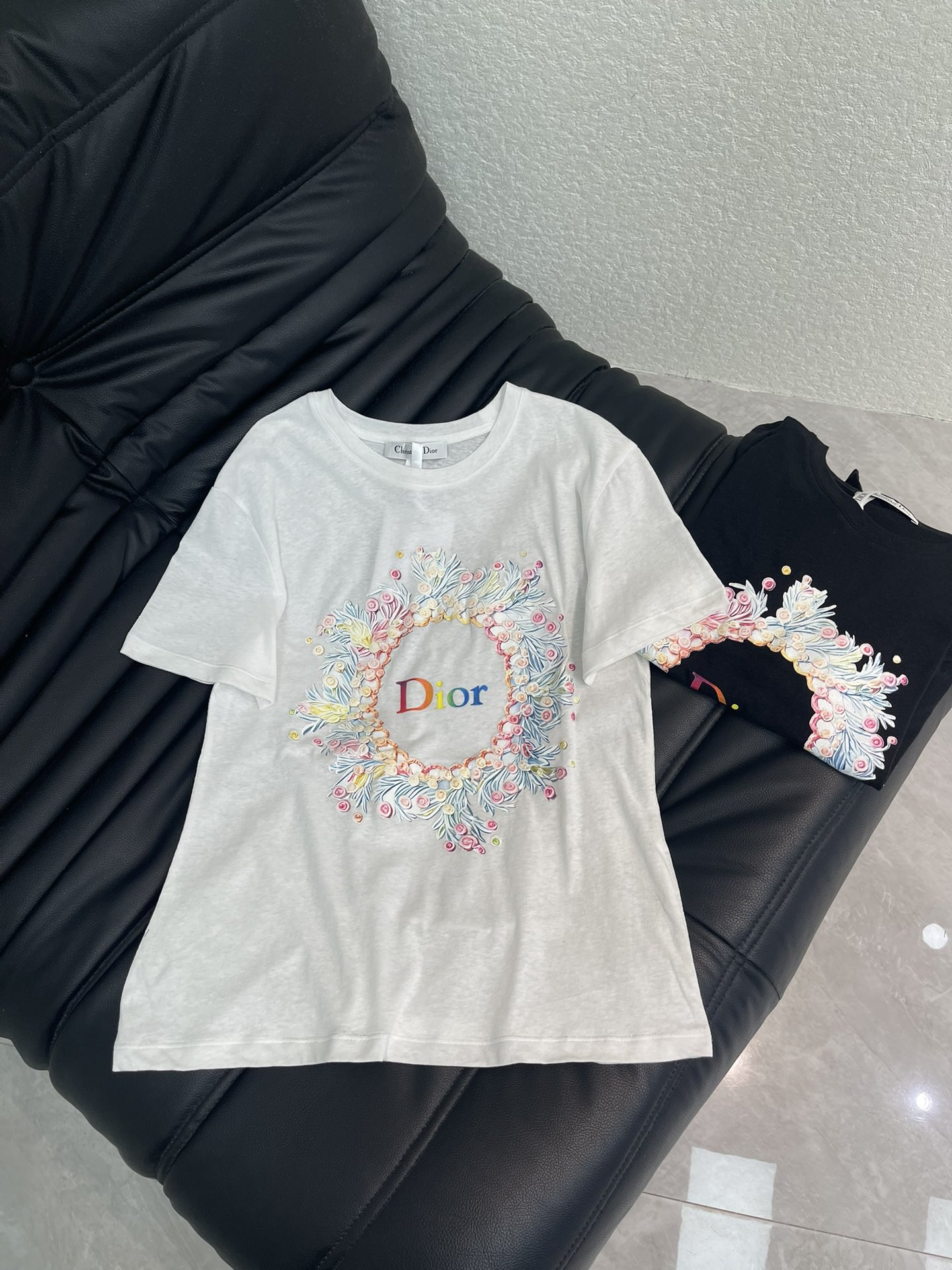 NO:739589,Dio*26 new spring and summer garland letter foam printed short-sleeved T-shirt. Pure cotton micro-transparent fabric. High-density fashionable sports style. Every daily wear. Playful and age-reducing design elements full of vitality. High quality. Sizes SML, dior, T-shirt, tees, t-shirt,19860909Dio*26春夏新款花环字母发泡印花短袖T恤 纯棉微透面料 高密度时髦运动风 每个日常的穿搭 俏皮减龄充满元气的设计元素 高品质 尺码SML,,dior,T-shirt,tees，t-shirt,,Women's clothing