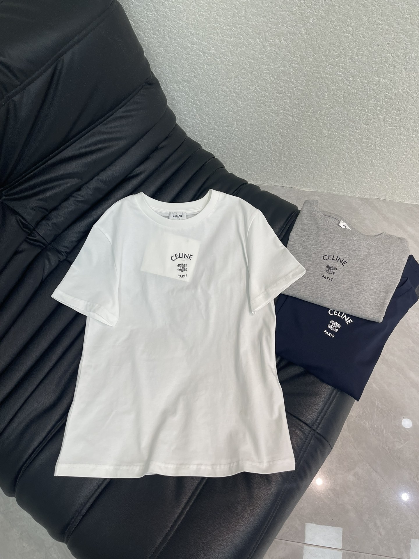 NO:739987,Celin*26 spring and summer new product printed small logo short-sleeved T-shirt, high-end fabric, skin-friendly, breathable and comfortable, exquisite regular version, the upper body is slimming!  Customized latest craftsmanship, low-key luxury!  Fashionable must-have items to unlock all outfits!  Look for our quality!  The classic items are fashionable and high-end, and the classic styles are versatile and easy to match!  SML A,,celine,T-shirt,tees,t-shirt,19860909Celin*26春夏新品印花小logo短袖T恤 高订面料 亲肤透气舒适 精致常规版型上身巨显瘦！ 定制最新工艺 低调奢华！ 时髦精必备单品解锁所有穿搭！ 认准我家品质！经典单品时髦又高级 经典版型百搭不挑人！ SML A,,celine,T-shirt,tees，t-shirt,,Women's clothing