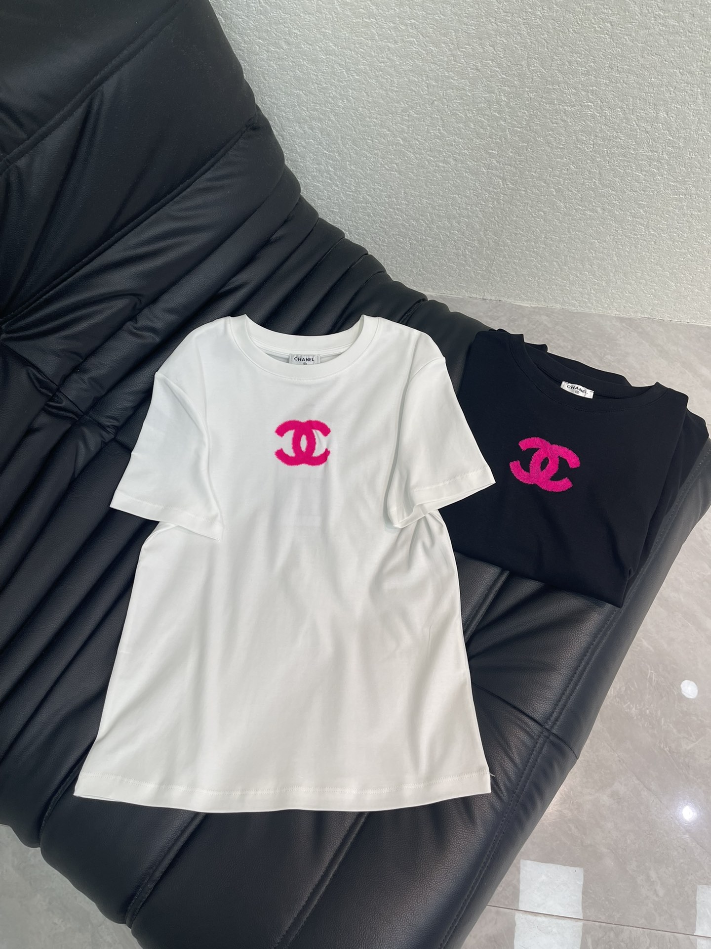 NO:739990,Chane*26 new spring and summer double C plush logo short-sleeved T-shirt. High-order mercerized cotton fabric. Skin-friendly, breathable and comfortable. Exquisite regular version makes the upper body look slimmer!  Customized latest craftsmanship, low-key luxury!  Fashionable must-have items to unlock all outfits!  Look for our quality!  The classic items are fashionable and high-end, and the classic styles are versatile and easy to match!  SML,,chanel,T-shirt,tees,t-shirt,19860909Chane*26春夏新品双C毛绒徽标短袖T恤 高订丝光棉面料 亲肤透气舒适 精致常规版型上身巨显瘦！ 定制最新工艺 低调奢华！ 时髦精必备单品解锁所有穿搭！ 认准我家品质！经典单品时髦又高级 经典版型百搭不挑人！ SML,,chanel,T-shirt,tees，t-shirt,,Women's clothing