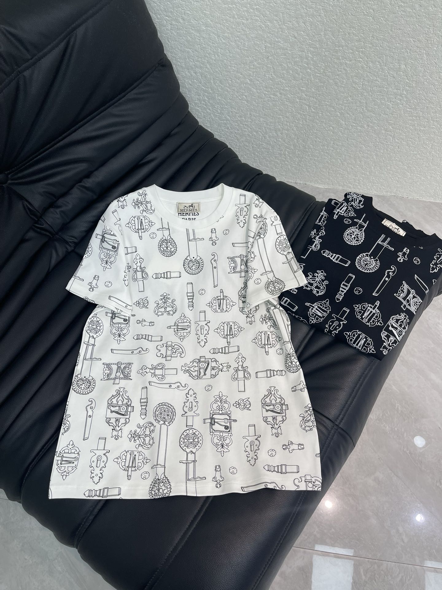 NO:739591,Herme*26 new spring and summer new all-over printed short-sleeved T-shirt!  Customized 100% cotton material with fine texture, comfortable and breathable. The whole body is printed to restore the lock totem pattern. It echoes the brand style. The artistic style is rich in layers. Fashionable and casual, it can be worn alone or as an inner layer. SML, hermes, T-shirt, tees, t-shirt,19860909Herme*26春夏新款全身满印印花短袖T恤！定制全棉材质 质感细腻 舒适透气 通体以印花工艺还原锁扣图腾图案 品牌格调呼应 艺术风格层次丰富 时髦休闲单穿内搭都出彩时髦.SML,,hermes,T-shirt,tees，t-shirt,,Women's clothing