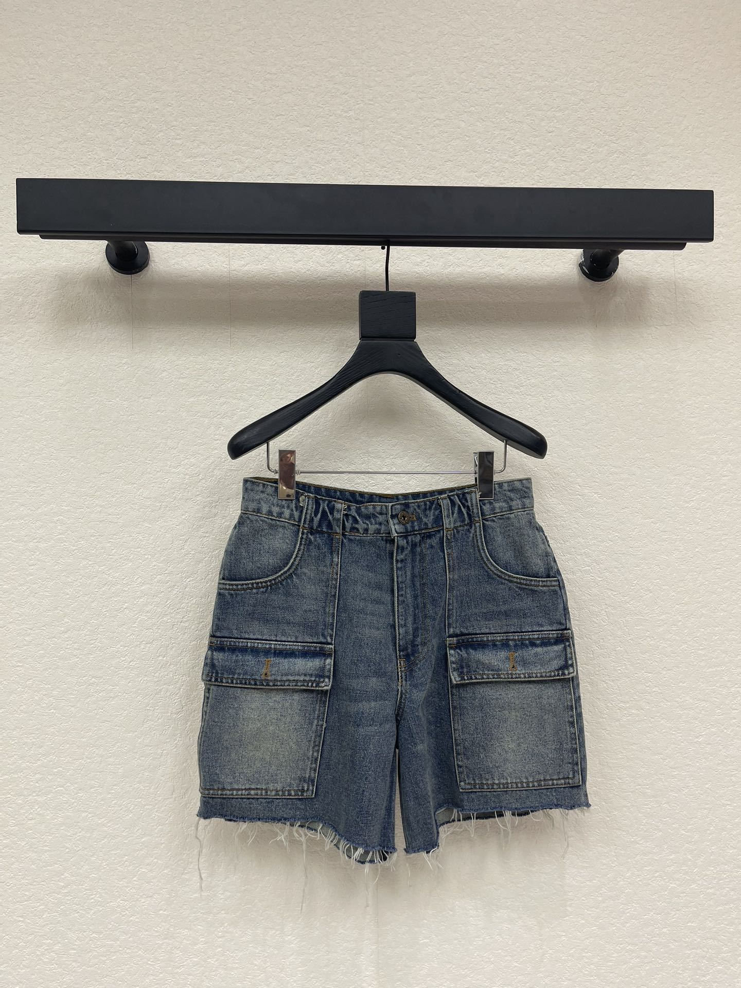 NO:738969,Miumi*26 new denim denim Bermuda shorts. Washed denim denim fabric. Logo embroidery on the back pocket. Contrast color stitching. Multi-pocket workwear style. Fringed uncensored hems. Mid-rise straight fit. Versatile style. SML,,miumiu,shorts,19860909Miumi*26新品丹宁牛仔百慕大短裤 水洗单宁牛仔面料 后口袋饰有标识刺绣徽标 对比色缝线 多口袋工装风格 流苏不收边裤脚 中腰直筒版型 百搭款 SML,,miumiu,shorts,,Women's clothing