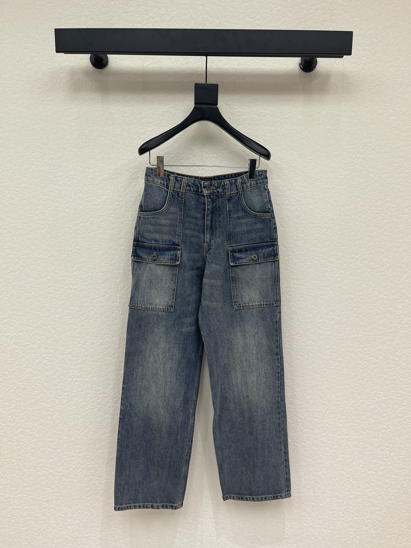 NO:738972,Miumi*26 new denim denim Bermuda straight-leg trousers. Washed denim denim fabric. Logo embroidery on the back pocket. Contrast color stitching. Multi-pocket workwear style. Mid-rise straight fit. Button zipper closure. Versatile style. SML A,,miumiu,19860909Miumi*26新品丹宁牛仔百慕直筒长裤 水洗单宁牛仔面料 后口袋饰有标识刺绣徽标 对比色缝线 多口袋工装风格 中腰直筒版型 纽扣拉链开合 百搭款 SML A,,miumiu,,Women's clothing