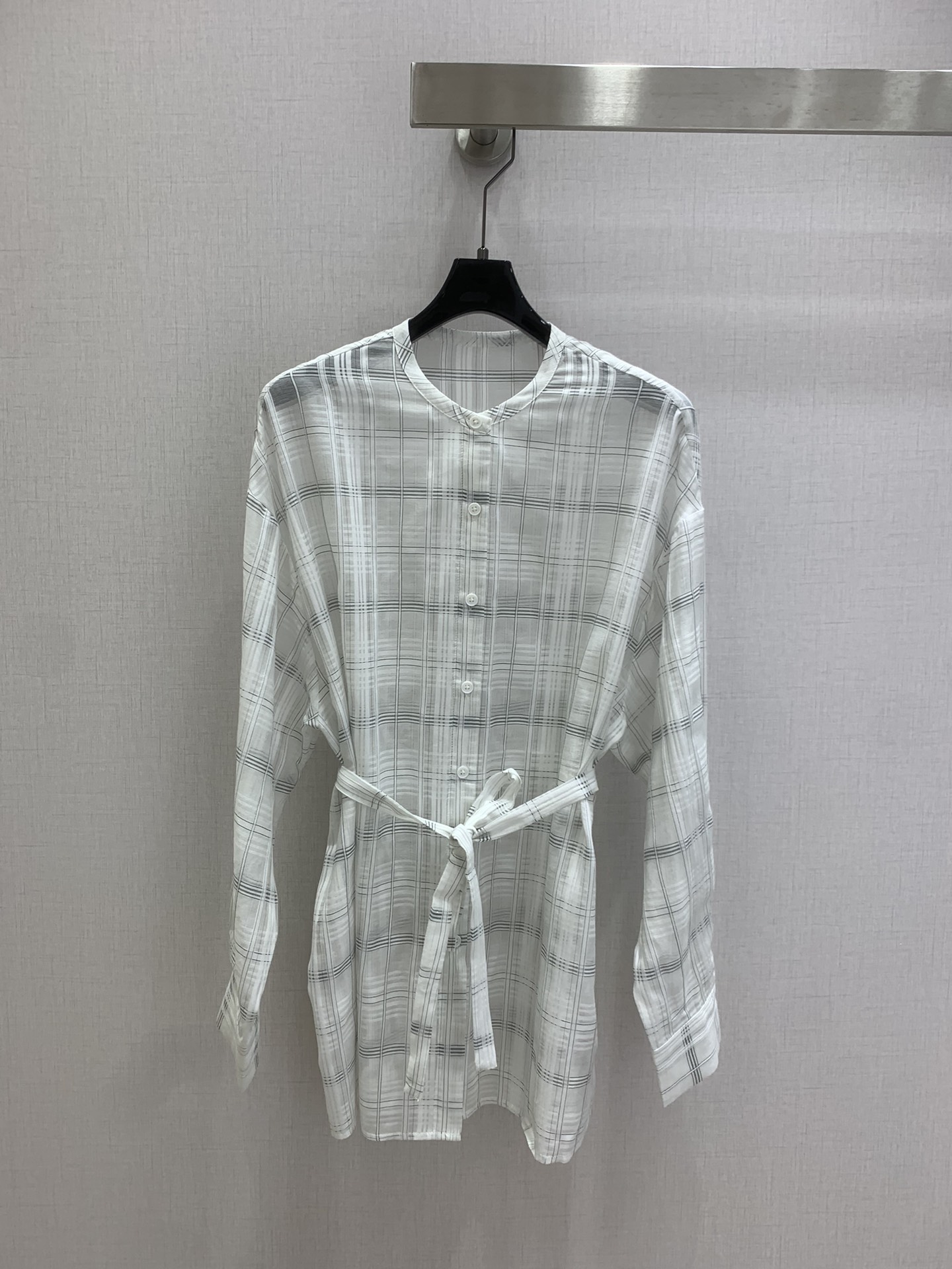 NO:739078,Highly recommended 2026 early spring new lace-up plaid shirt  The high-end blended fabric of 90% cotton and silk gives this plaid shirt its own soft light filter. The silk gives the fabric a mist-like transparency, while the cotton is injected into the skin-friendly and breathable base. It is light but not close to the body, and has a gentle flow when the wind blows. Whether it is worn alone to expose the skin, it is easy to create a relaxed and high-end atmosphere. Silk-cotton blend  The spun plaid fabric allows a shirt to unlock N types of styles. Wearing it alone gives a lazy French relaxed feel, and wearing a belt can instantly transform it into a smart urban style; the dark plaid has a retro accent, while the white plaid is fresh and age-reducing. Whether it is paired with jeans, wide-leg pants or a skirt, it can be easily adapted, and it is the universal item in the wardrobe that 'goes with any way'  Two colors SML code high quality ABC,,skirts,jeans,shirts,real silk,19860909强烈推荐 2026早春新款 系带格纹衬衫 采用90棉真丝的高端混纺面料让这件格纹衬衫自带柔光滤镜.真丝赋予面料如薄雾般的通透感,棉则注入亲肤透气的基底,轻透却不贴身,风一吹便有温柔的流动感.无论是单穿露出肌肤的微透小心机,轻松拿捏松弛又高级的氛围感.真丝棉混纺的格纹面料,让一件衬衫解锁N种风格.单穿是慵懒的法式松弛感,系上腰带又能秒变干练的都市风；深色格纹自带复古腔调,白色格纹则清新减龄.无论是搭配牛仔裤、阔腿裤还是半裙,都能轻松适配,是衣橱里那件“怎么搭都对”的万能单品 两个色 SML码 高品质ABC,,skirts,jeans,shirts,real silk,,Women's clothing