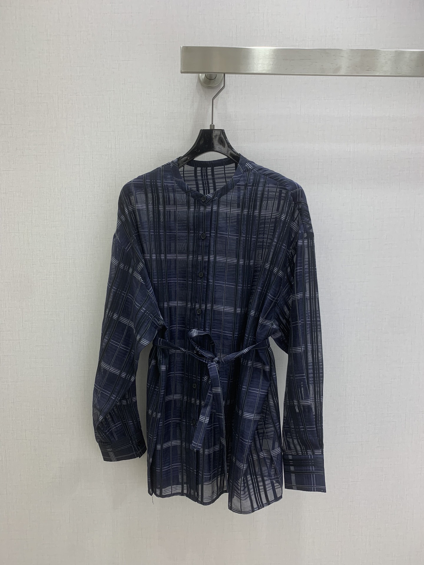 NO:739074,Highly recommended 2026 early spring new lace-up plaid shirt  The high-end blended fabric of 90% cotton and silk gives this plaid shirt its own soft light filter. The silk gives the fabric a mist-like transparency, while the cotton is injected into the skin-friendly and breathable base. It is light but not close to the body, and has a gentle flow when the wind blows. Whether it is worn alone to expose the skin, it is easy to create a relaxed and high-end atmosphere. Silk-cotton blend  The spun plaid fabric allows a shirt to unlock N types of styles. Wearing it alone gives a lazy French relaxed feel, and wearing a belt can instantly transform it into a smart urban style; the dark plaid has a retro accent, while the white plaid is fresh and age-reducing. Whether it is paired with jeans, wide-leg pants or a skirt, it can be easily adapted, and it is the universal item in the wardrobe that 'goes with any way'  Two colors SML code high quality ABC,,skirts,jeans,shirts,real silk,19860909强烈推荐 2026早春新款 系带格纹衬衫 采用90棉真丝的高端混纺面料让这件格纹衬衫自带柔光滤镜.真丝赋予面料如薄雾般的通透感,棉则注入亲肤透气的基底,轻透却不贴身,风一吹便有温柔的流动感.无论是单穿露出肌肤的微透小心机,轻松拿捏松弛又高级的氛围感.真丝棉混纺的格纹面料,让一件衬衫解锁N种风格.单穿是慵懒的法式松弛感,系上腰带又能秒变干练的都市风；深色格纹自带复古腔调,白色格纹则清新减龄.无论是搭配牛仔裤、阔腿裤还是半裙,都能轻松适配,是衣橱里那件“怎么搭都对”的万能单品 两个色 SML码 高品质ABC,,skirts,jeans,shirts,real silk,,Women's clothing