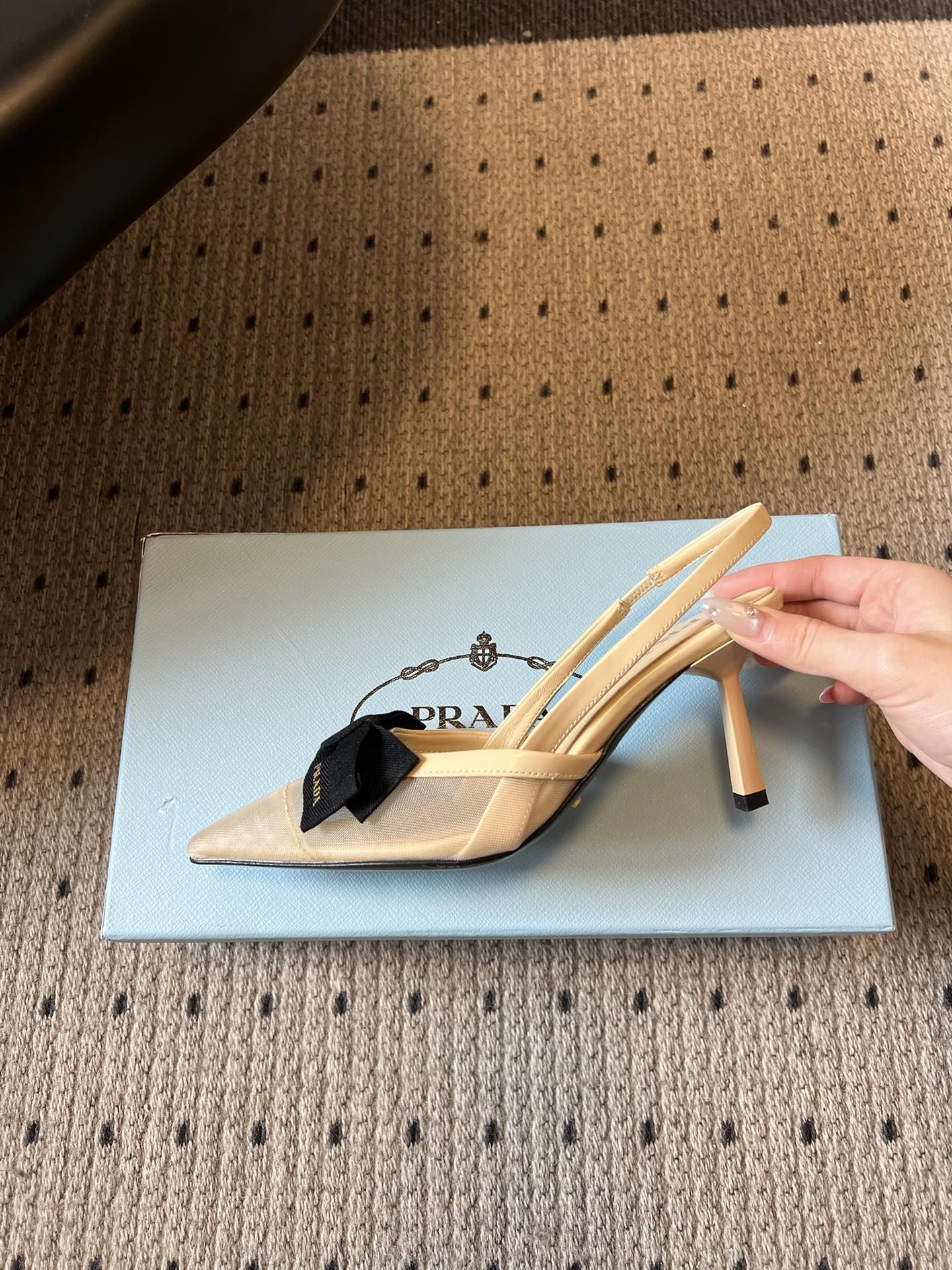 Prad* 26ss 新款蝴蝶高跟美鞋当尖头遇上蝴蝶结，是从秀场到日常的优雅复刻。网纱与缎面交织出朦胧质