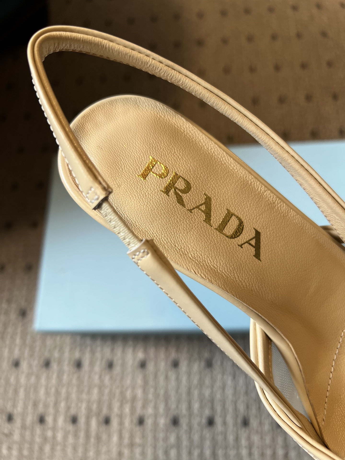 Prad* 26ss 新款蝴蝶高跟美鞋当尖头遇上蝴蝶结，是从秀场到日常的优雅复刻。网纱与缎面交织出朦胧质