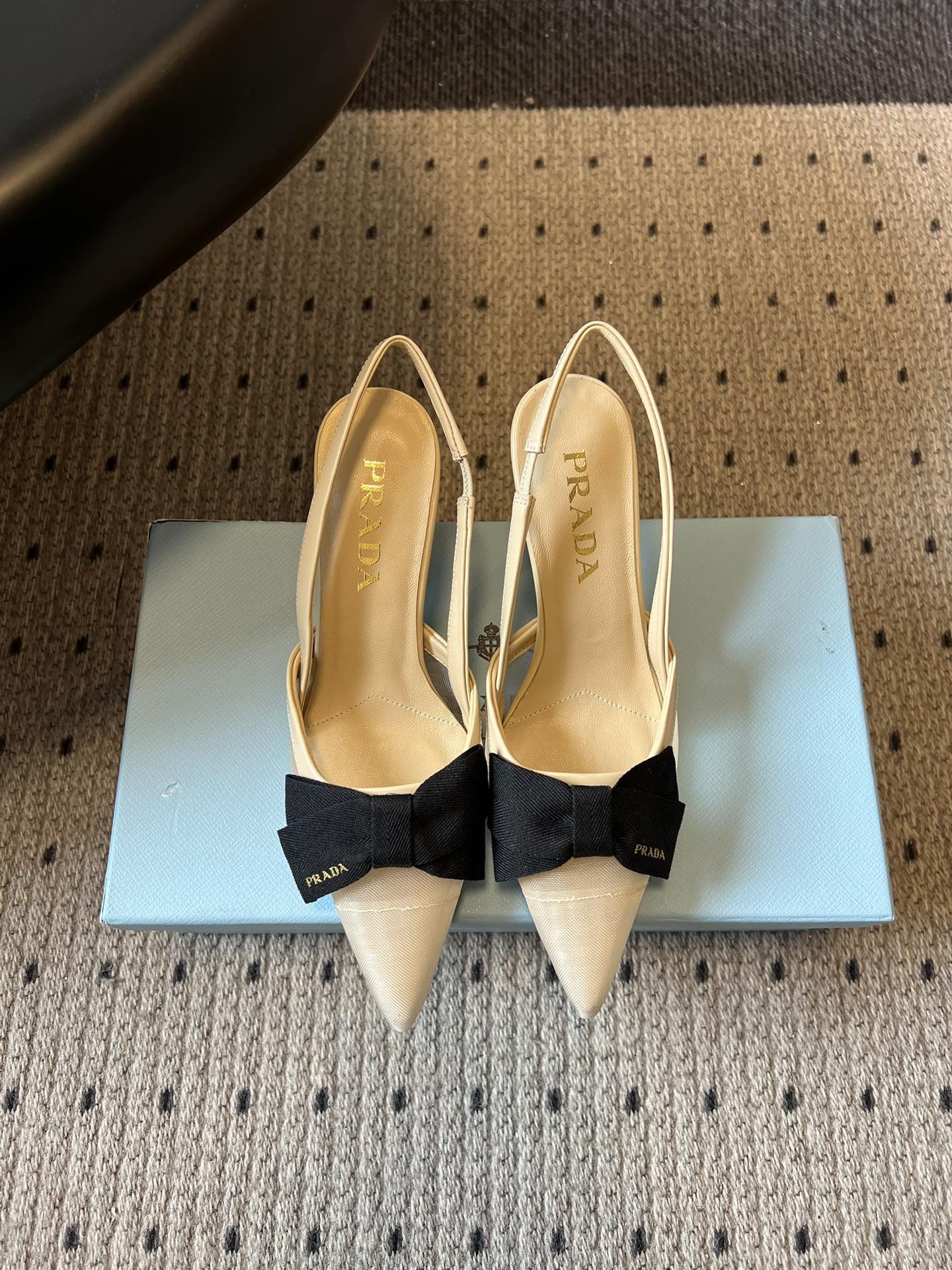 Prad* 26ss 新款蝴蝶高跟美鞋当尖头遇上蝴蝶结，是从秀场到日常的优雅复刻。网纱与缎面交织出朦胧质