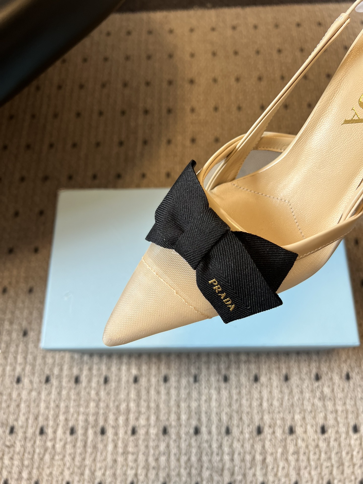 Prad* 26ss 新款蝴蝶高跟美鞋当尖头遇上蝴蝶结，是从秀场到日常的优雅复刻。网纱与缎面交织出朦胧质