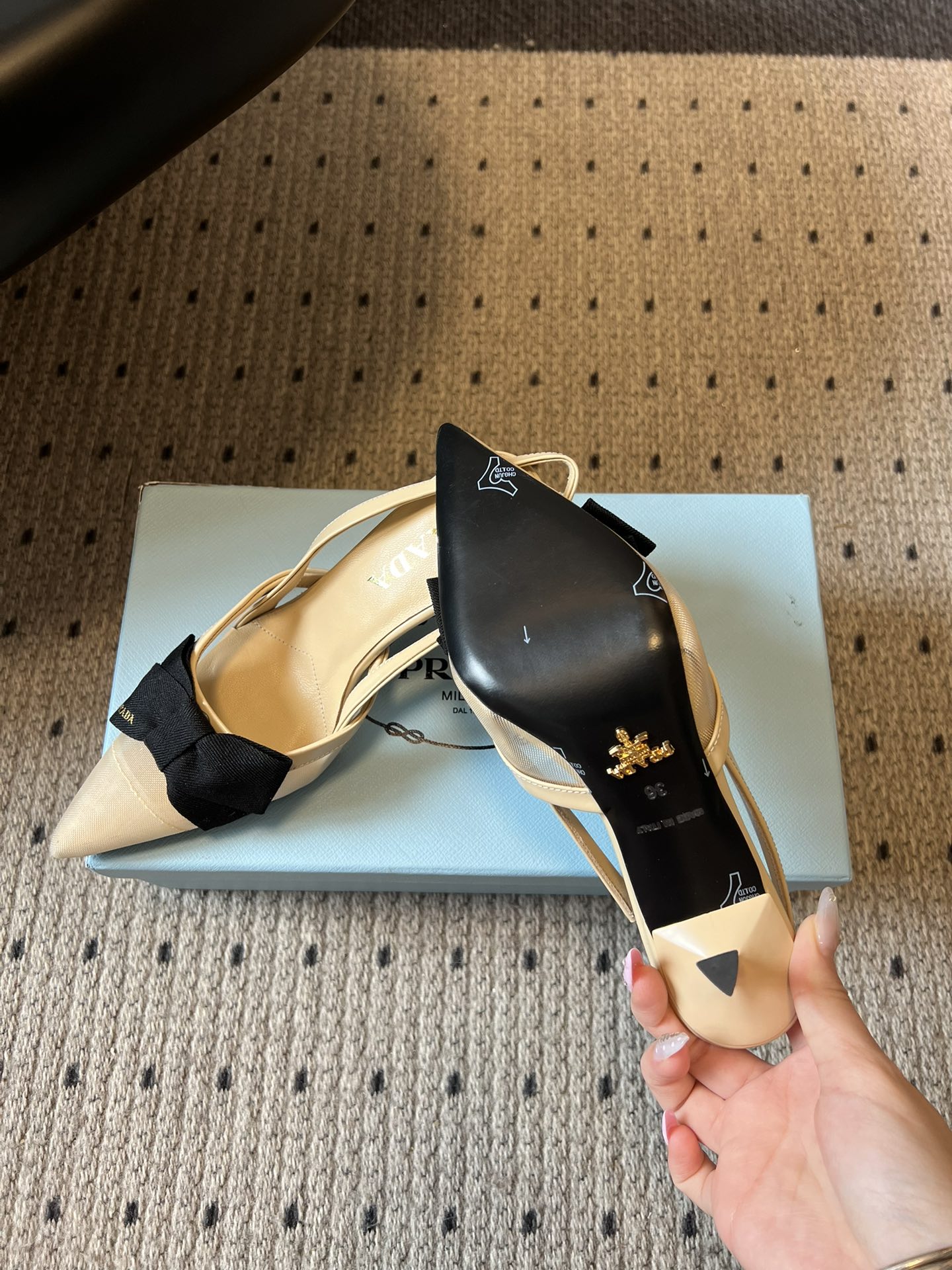 Prad* 26ss 新款蝴蝶高跟美鞋当尖头遇上蝴蝶结，是从秀场到日常的优雅复刻。网纱与缎面交织出朦胧质