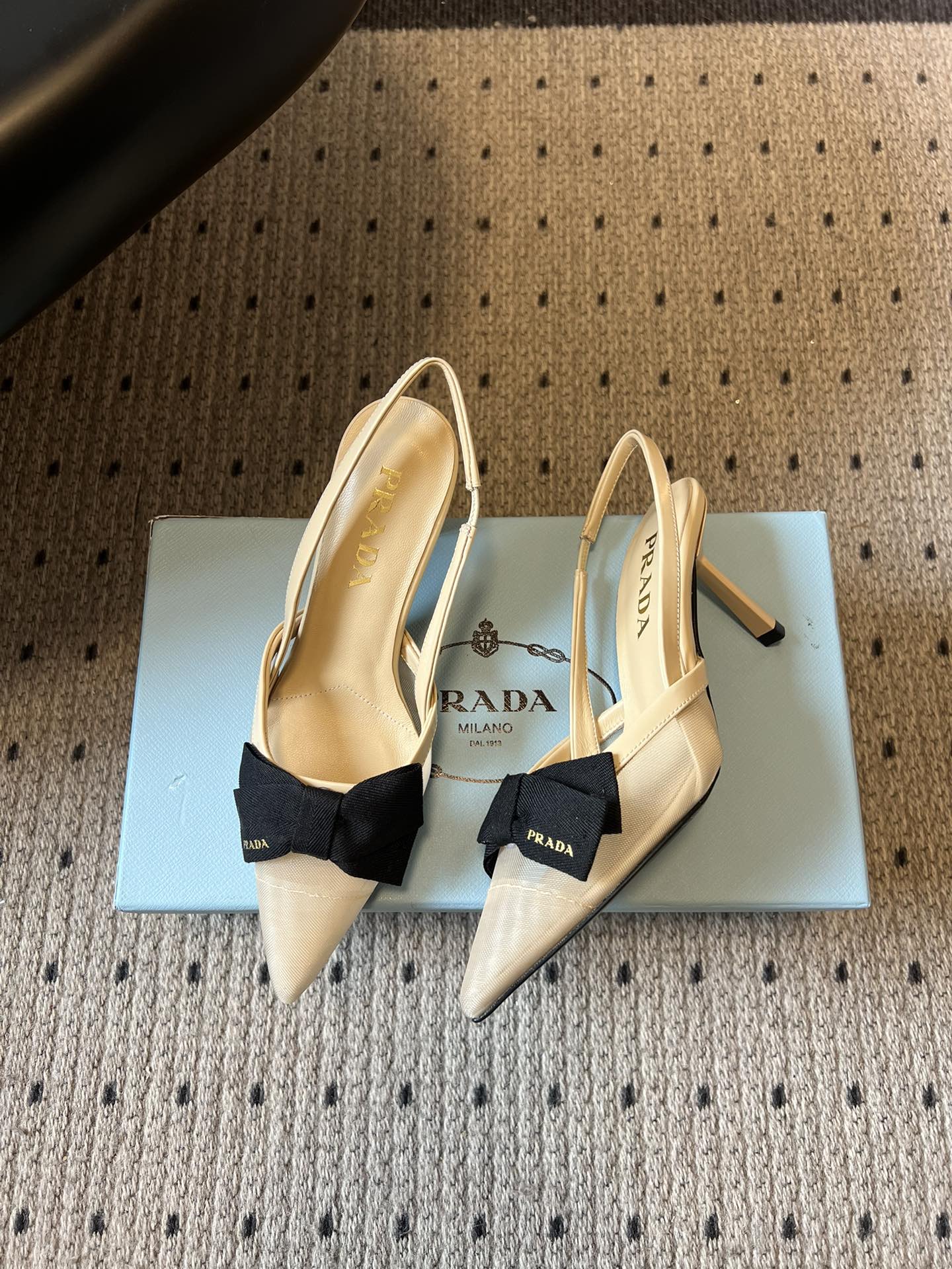 Prad* 26ss 新款蝴蝶高跟美鞋当尖头遇上蝴蝶结，是从秀场到日常的优雅复刻。网纱与缎面交织出朦胧质
