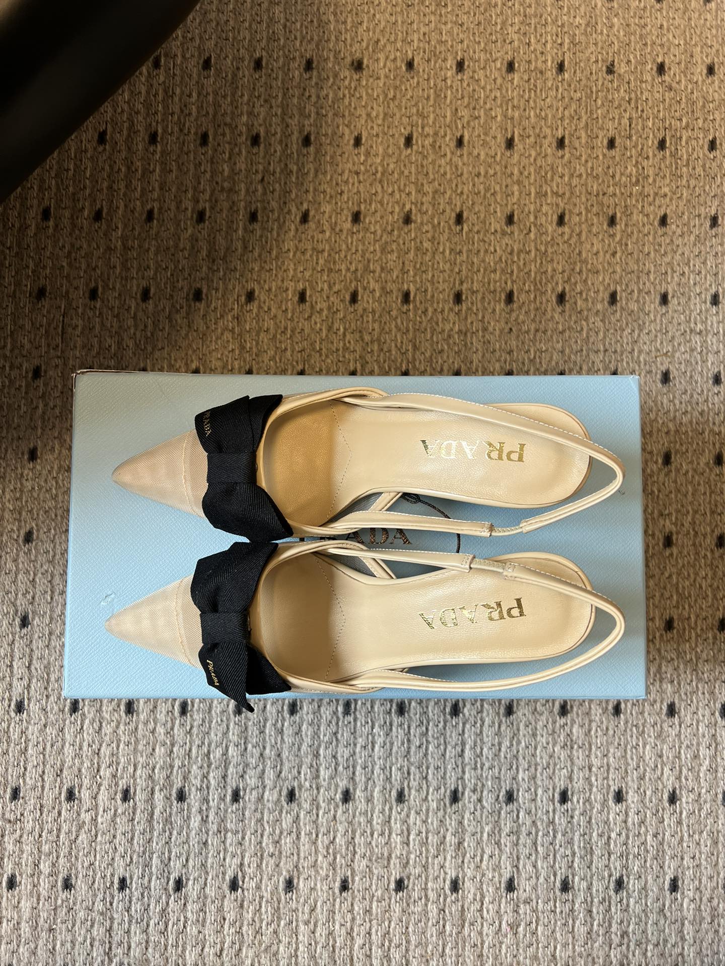 Prad* 26ss 新款蝴蝶高跟美鞋当尖头遇上蝴蝶结，是从秀场到日常的优雅复刻。网纱与缎面交织出朦胧质