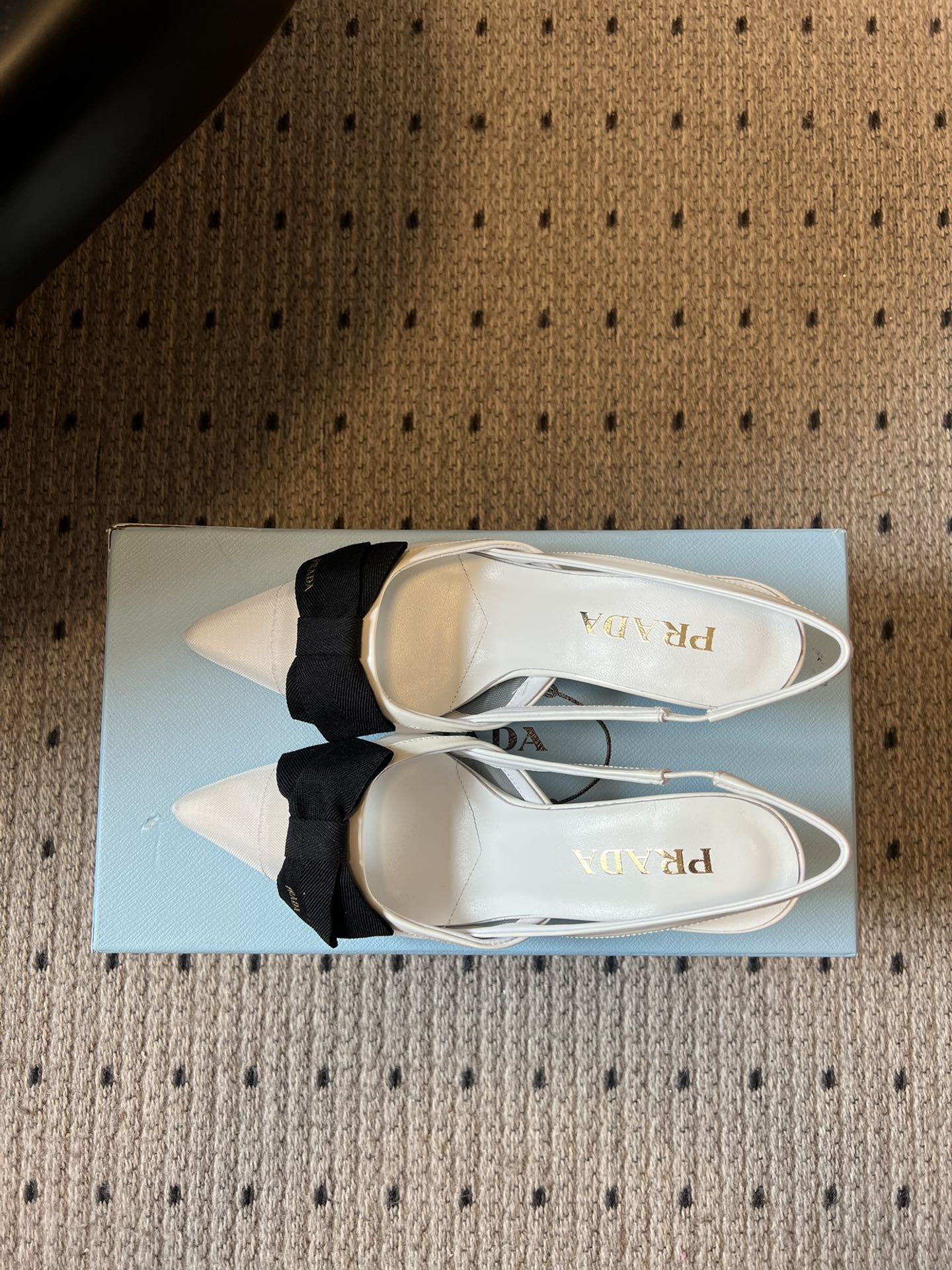 Prad* 26ss 新款蝴蝶高跟美鞋当尖头遇上蝴蝶结，是从秀场到日常的优雅复刻。网纱与缎面交织出朦胧质