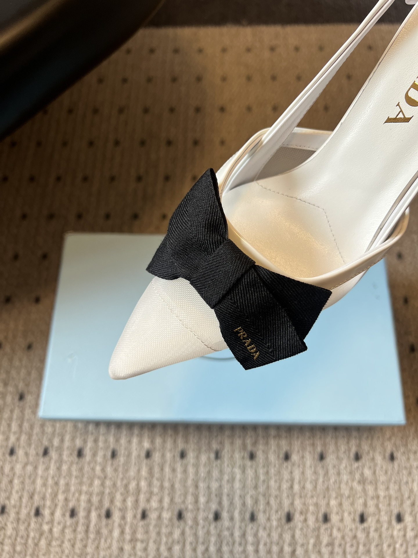 Prad* 26ss 新款蝴蝶高跟美鞋当尖头遇上蝴蝶结，是从秀场到日常的优雅复刻。网纱与缎面交织出朦胧质