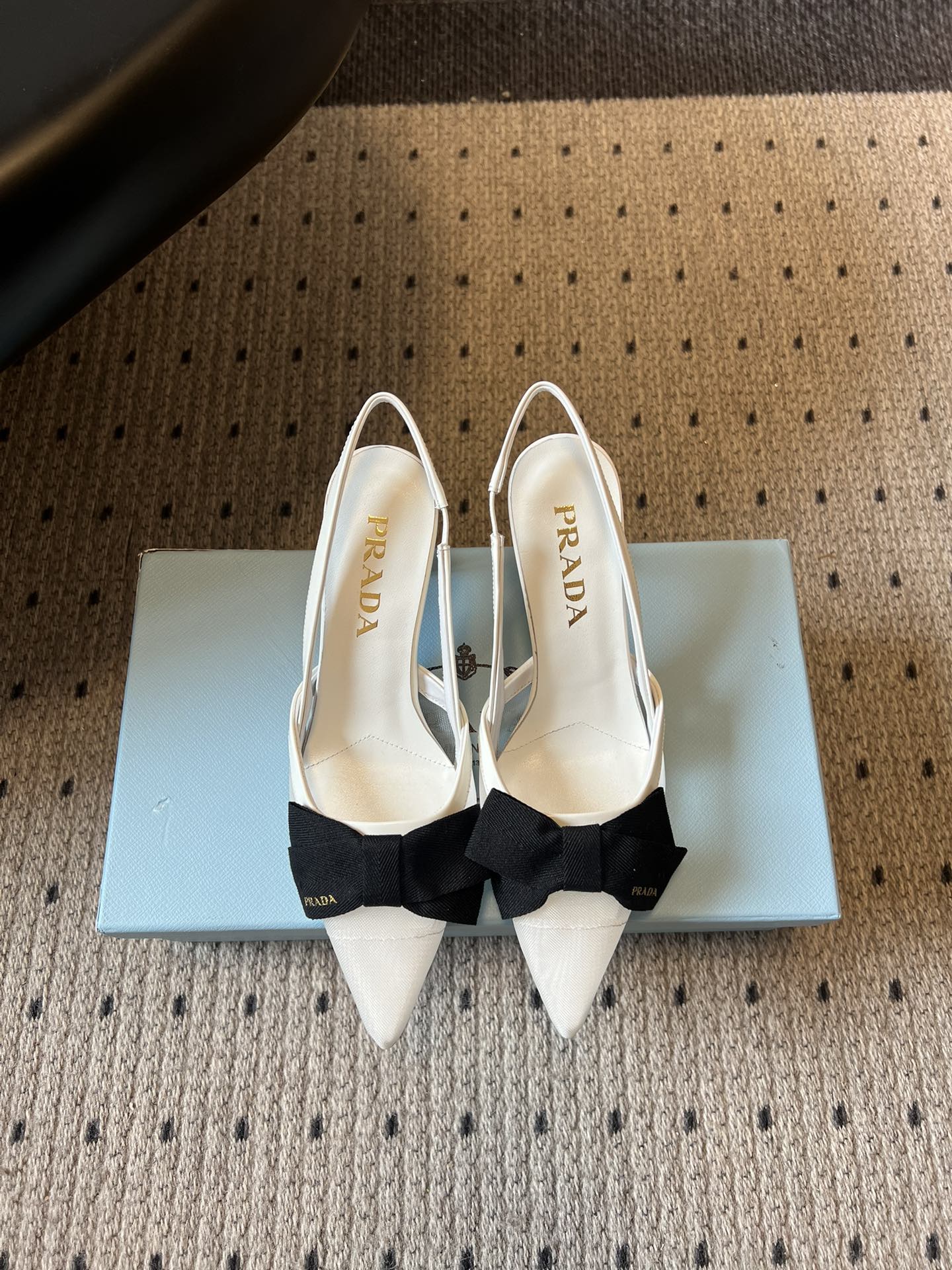 Prad* 26ss 新款蝴蝶高跟美鞋当尖头遇上蝴蝶结，是从秀场到日常的优雅复刻。网纱与缎面交织出朦胧质