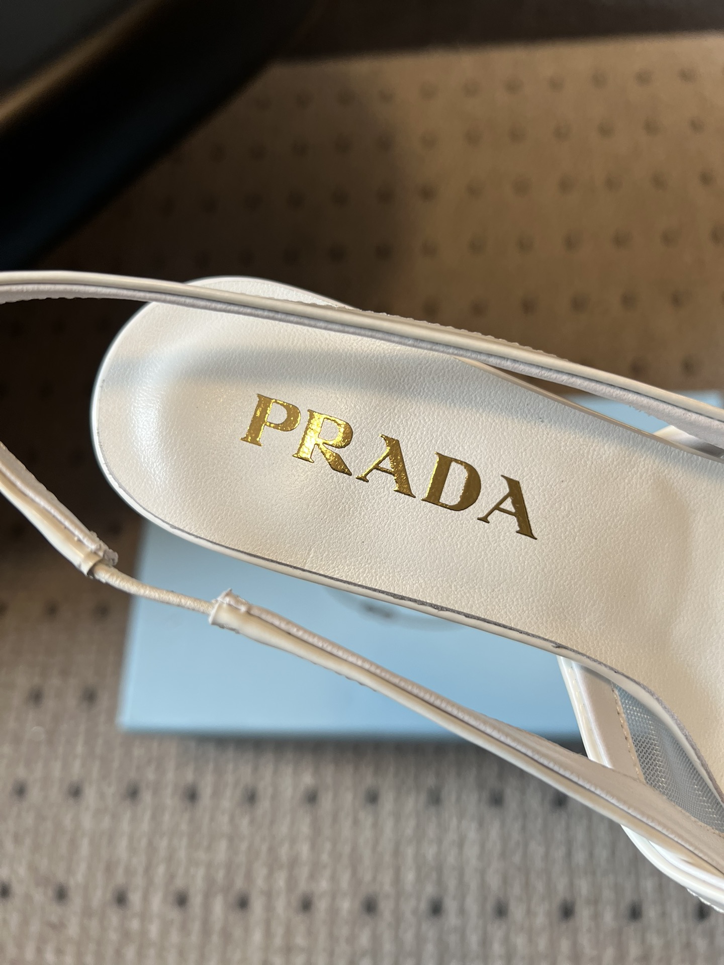 Prad* 26ss 新款蝴蝶高跟美鞋当尖头遇上蝴蝶结，是从秀场到日常的优雅复刻。网纱与缎面交织出朦胧质