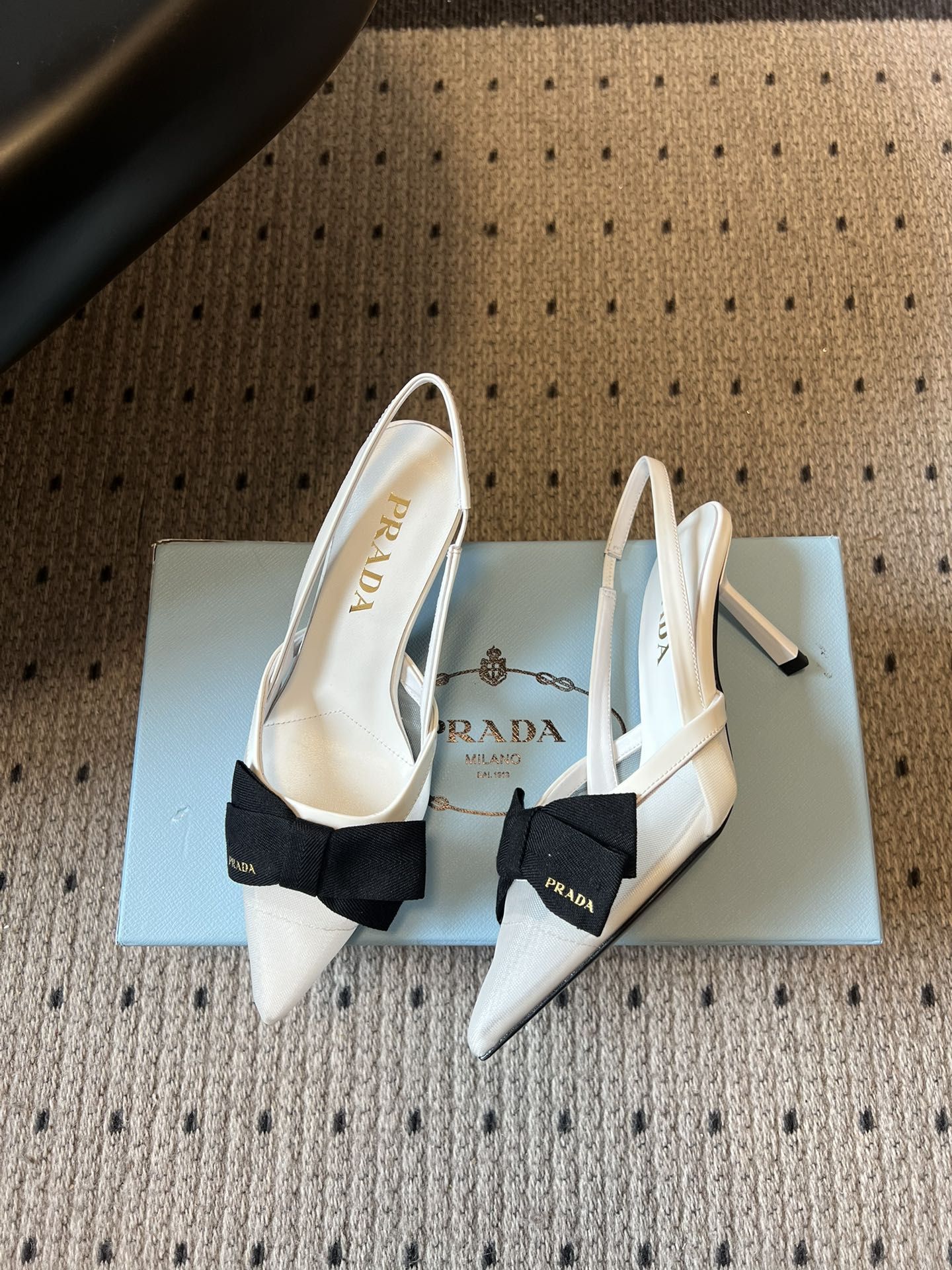 Prad* 26ss 新款蝴蝶高跟美鞋当尖头遇上蝴蝶结，是从秀场到日常的优雅复刻。网纱与缎面交织出朦胧质