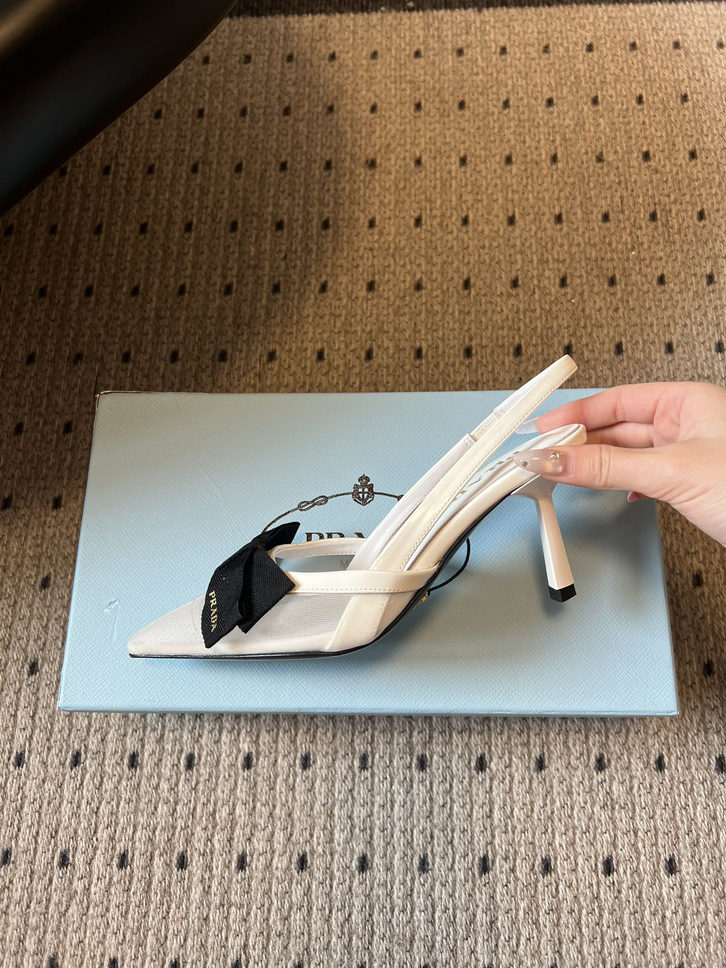 Prad* 26ss 新款蝴蝶高跟美鞋当尖头遇上蝴蝶结，是从秀场到日常的优雅复刻。网纱与缎面交织出朦胧质