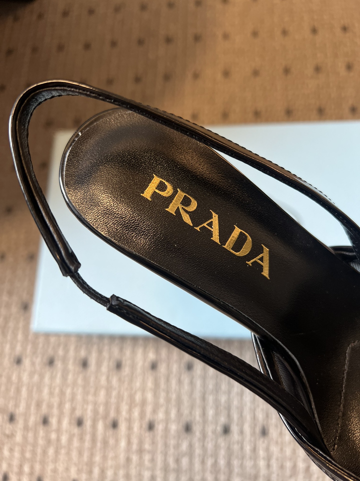 Prad* 26ss 新款蝴蝶高跟美鞋当尖头遇上蝴蝶结，是从秀场到日常的优雅复刻。网纱与缎面交织出朦胧质