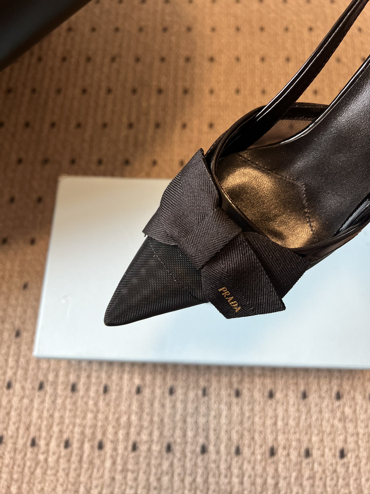 Prad* 26ss 新款蝴蝶高跟美鞋当尖头遇上蝴蝶结，是从秀场到日常的优雅复刻。网纱与缎面交织出朦胧质