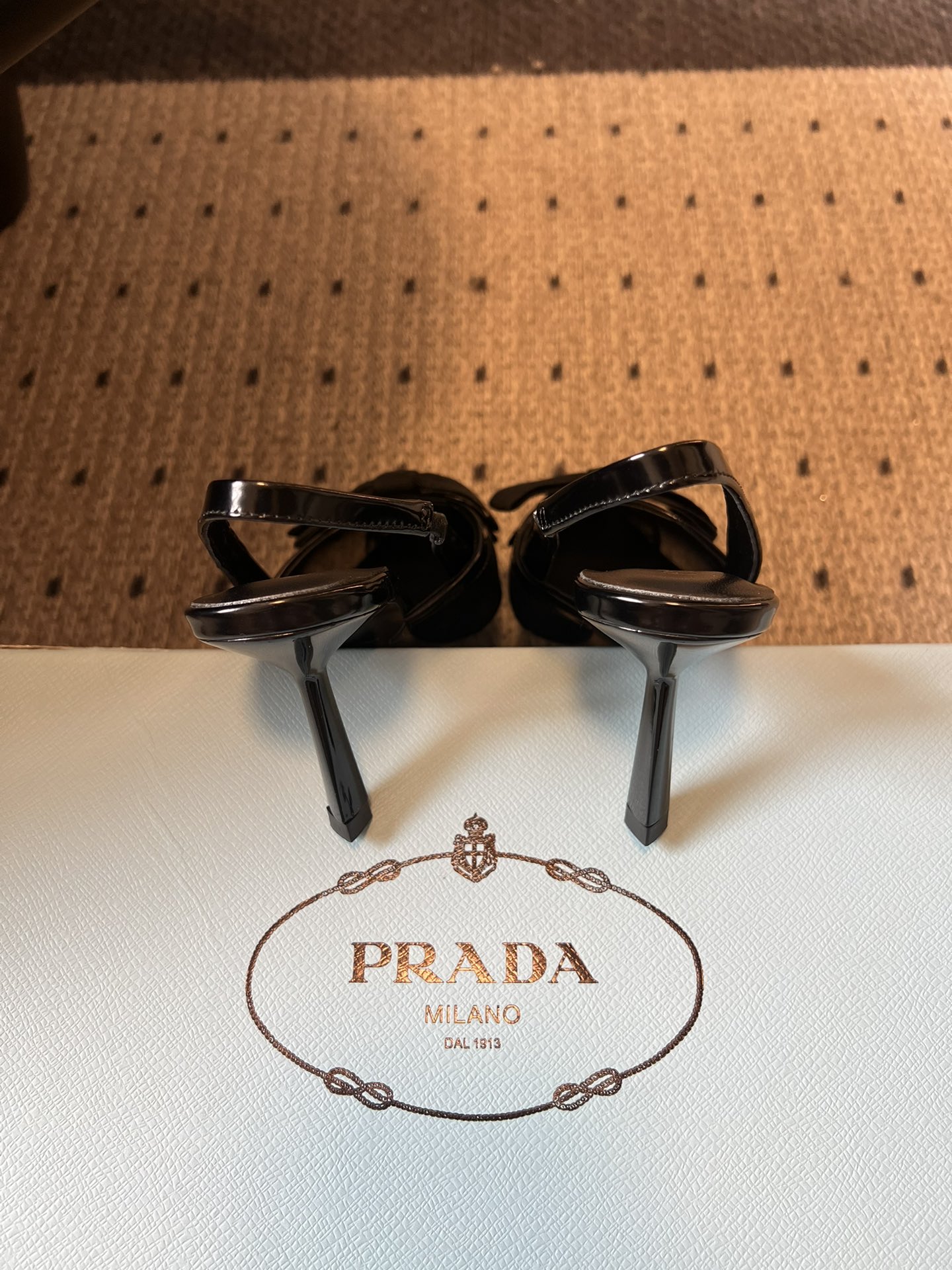 Prad* 26ss 新款蝴蝶高跟美鞋当尖头遇上蝴蝶结，是从秀场到日常的优雅复刻。网纱与缎面交织出朦胧质