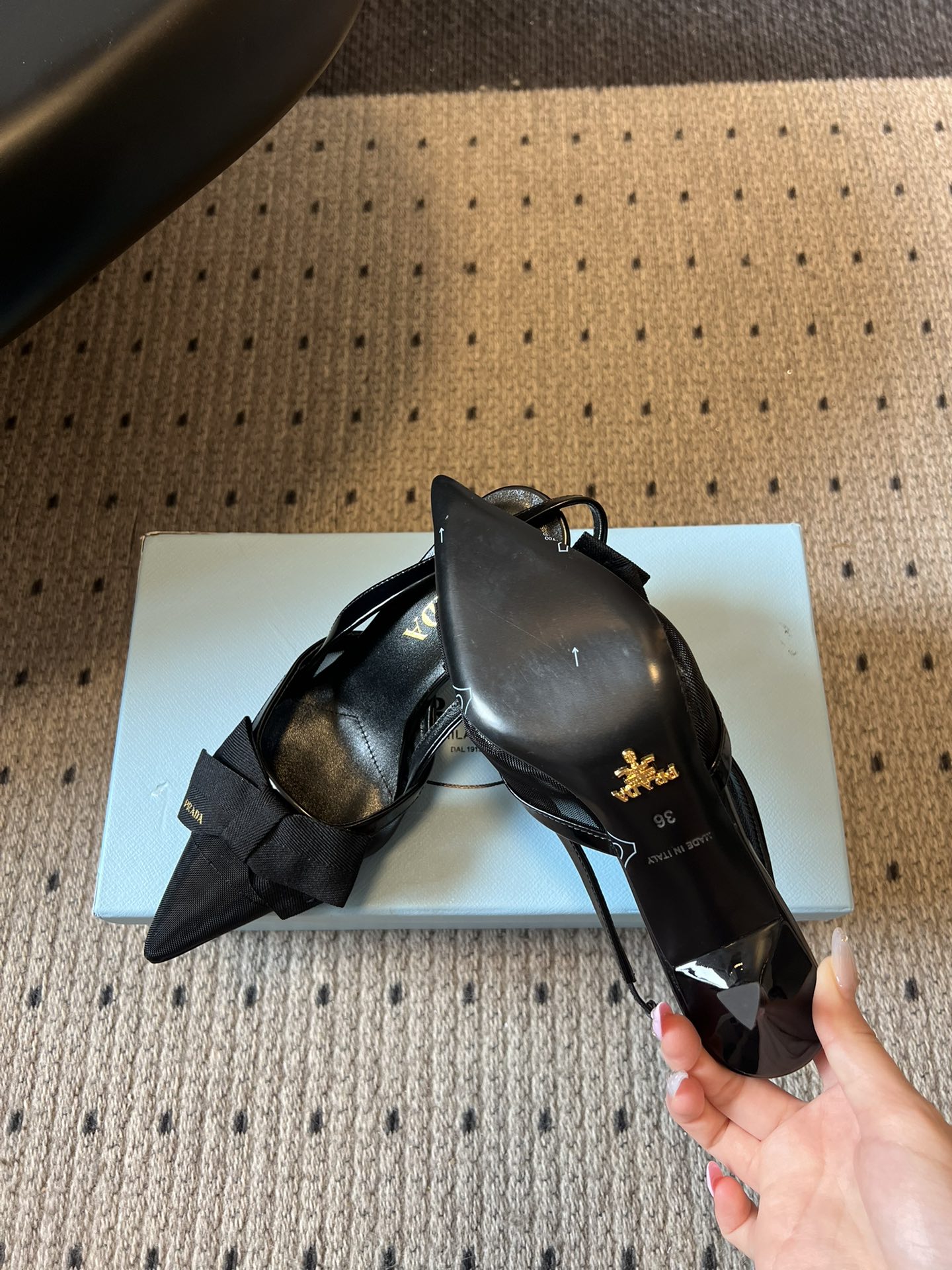 Prad* 26ss 新款蝴蝶高跟美鞋当尖头遇上蝴蝶结，是从秀场到日常的优雅复刻。网纱与缎面交织出朦胧质