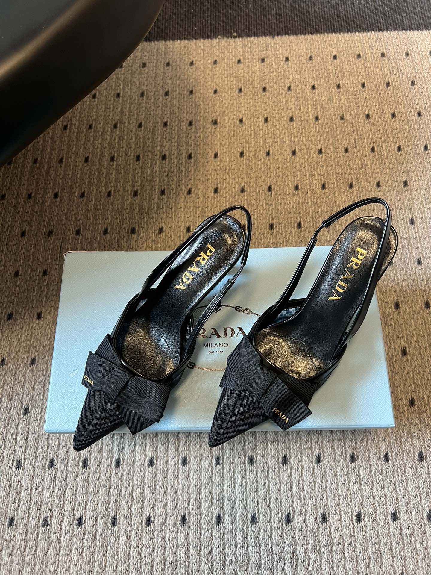 Prad* 26ss 新款蝴蝶高跟美鞋当尖头遇上蝴蝶结，是从秀场到日常的优雅复刻。网纱与缎面交织出朦胧质