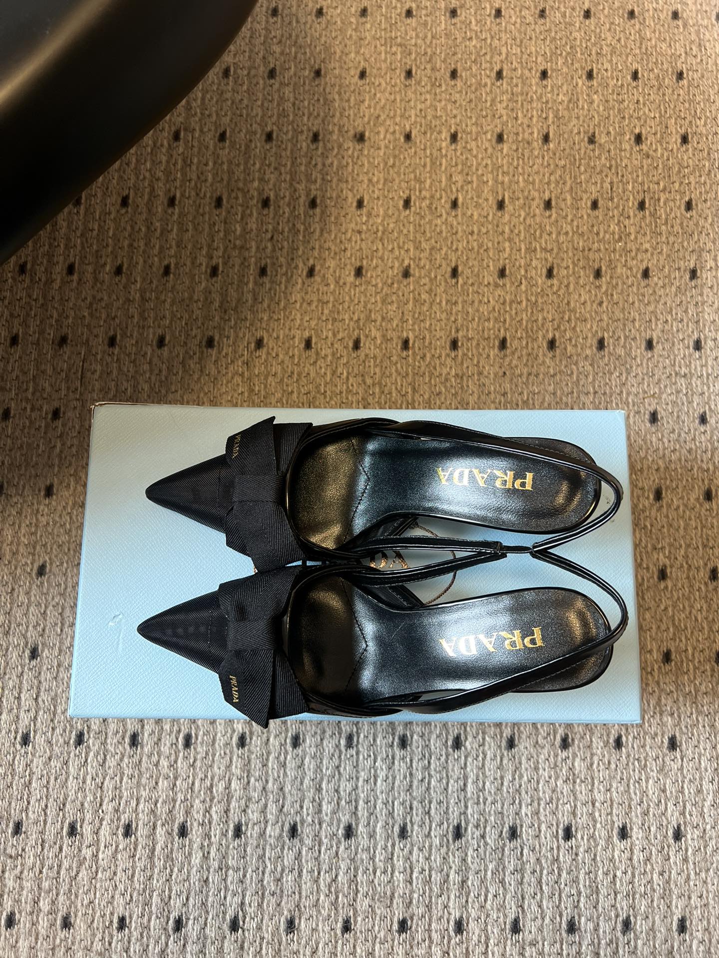 Prad* 26ss 新款蝴蝶高跟美鞋当尖头遇上蝴蝶结，是从秀场到日常的优雅复刻。网纱与缎面交织出朦胧质